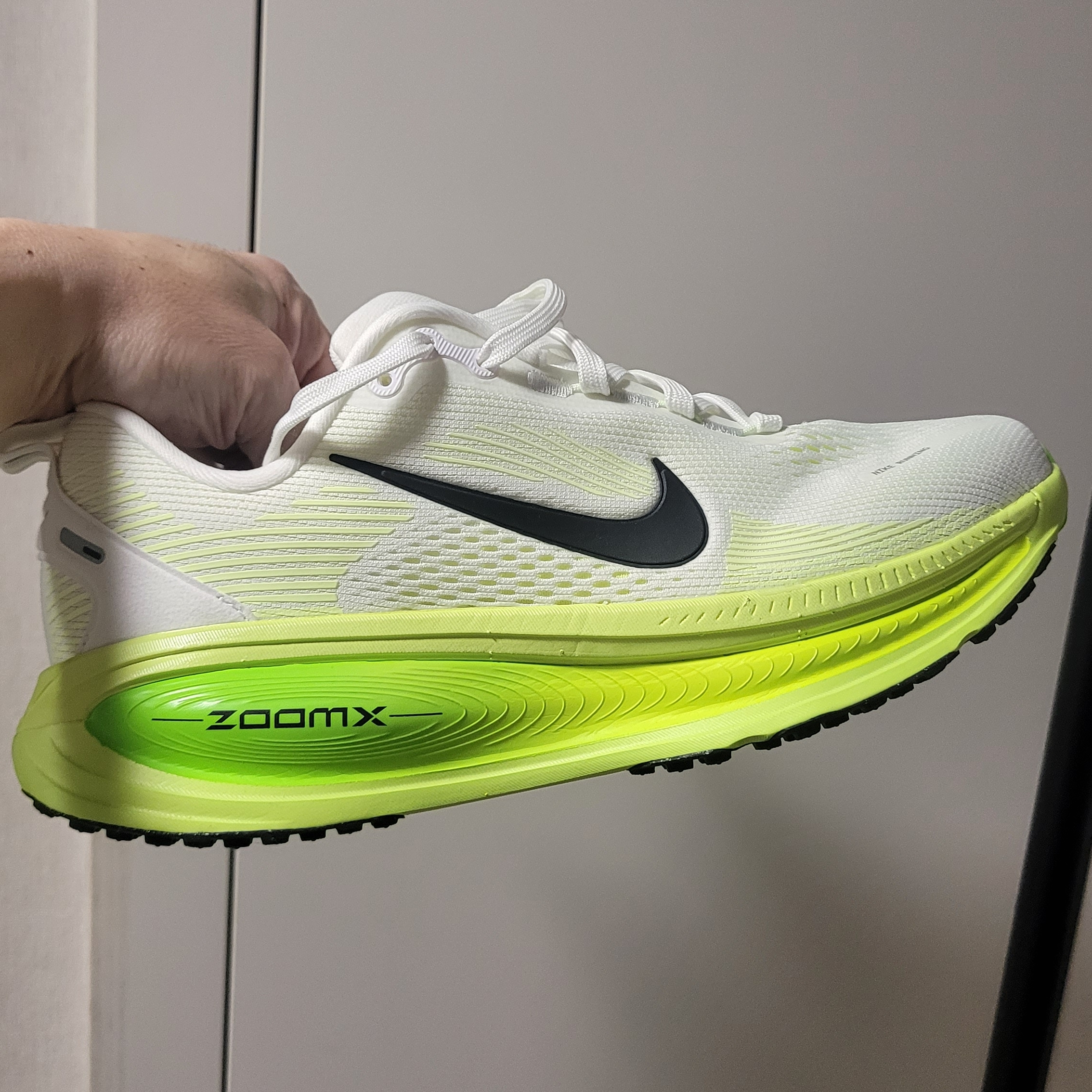 Nike Vomero 18 White Electric Green 착용 스타일 - 1