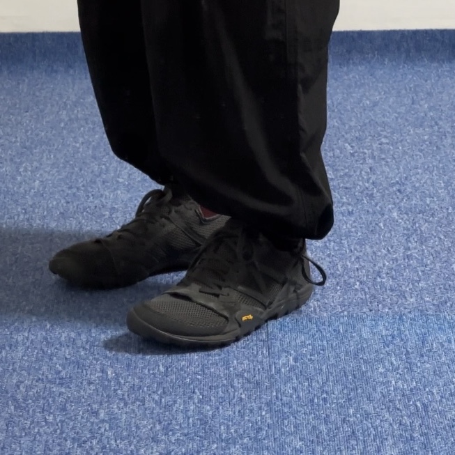 New Balance Minimus MT10O Black Castlerock 착용 스타일 - 2