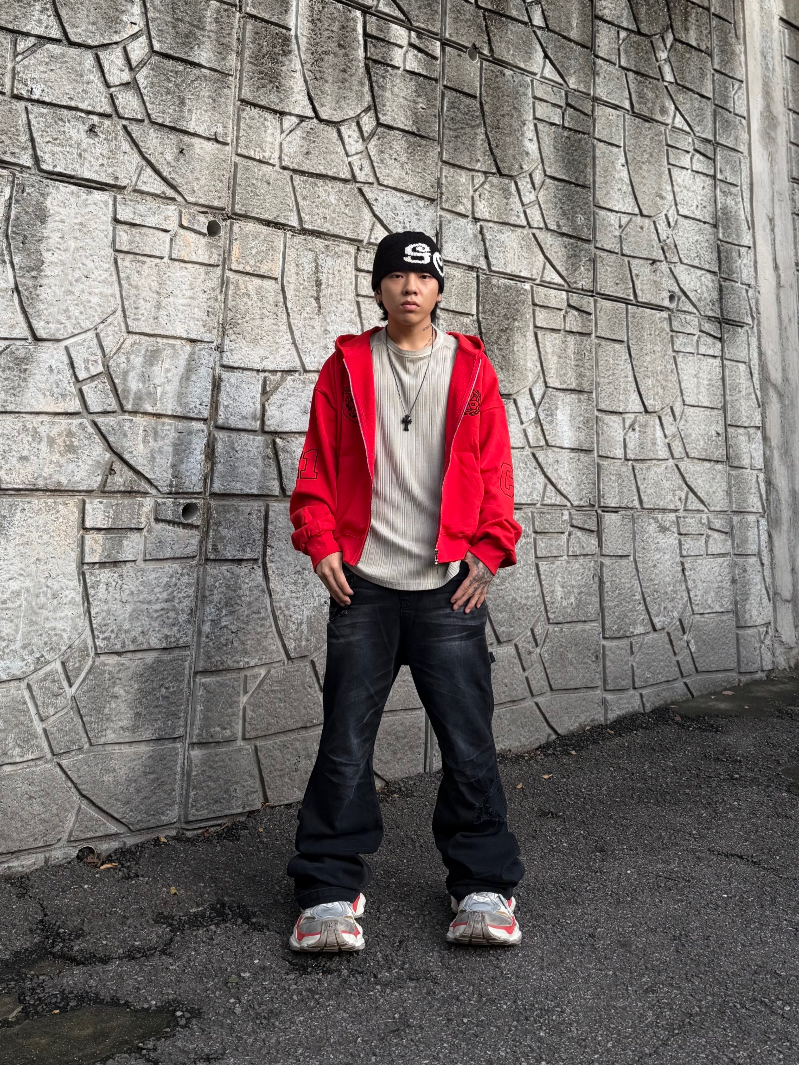 Balenciaga Cargo Sneakers Beige Grey Red 착용 스타일 - 4