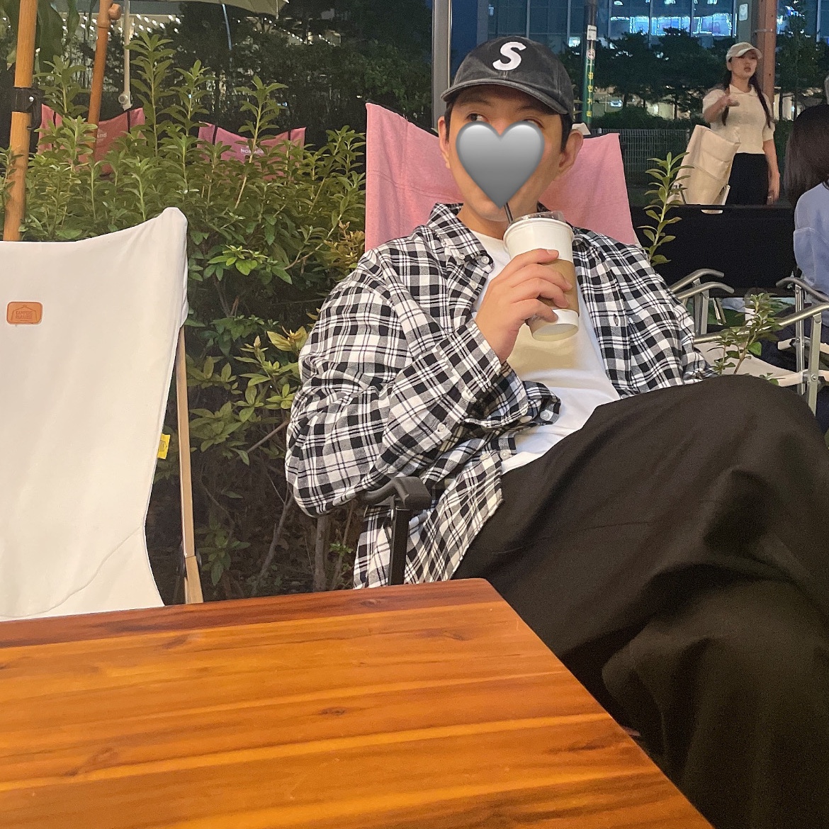Supreme Plaid Flannel Shirt White - 25FW, Supreme Pigment Coated 2-Tone S Logo 6-Panel Black - 25FW 착용 스타일