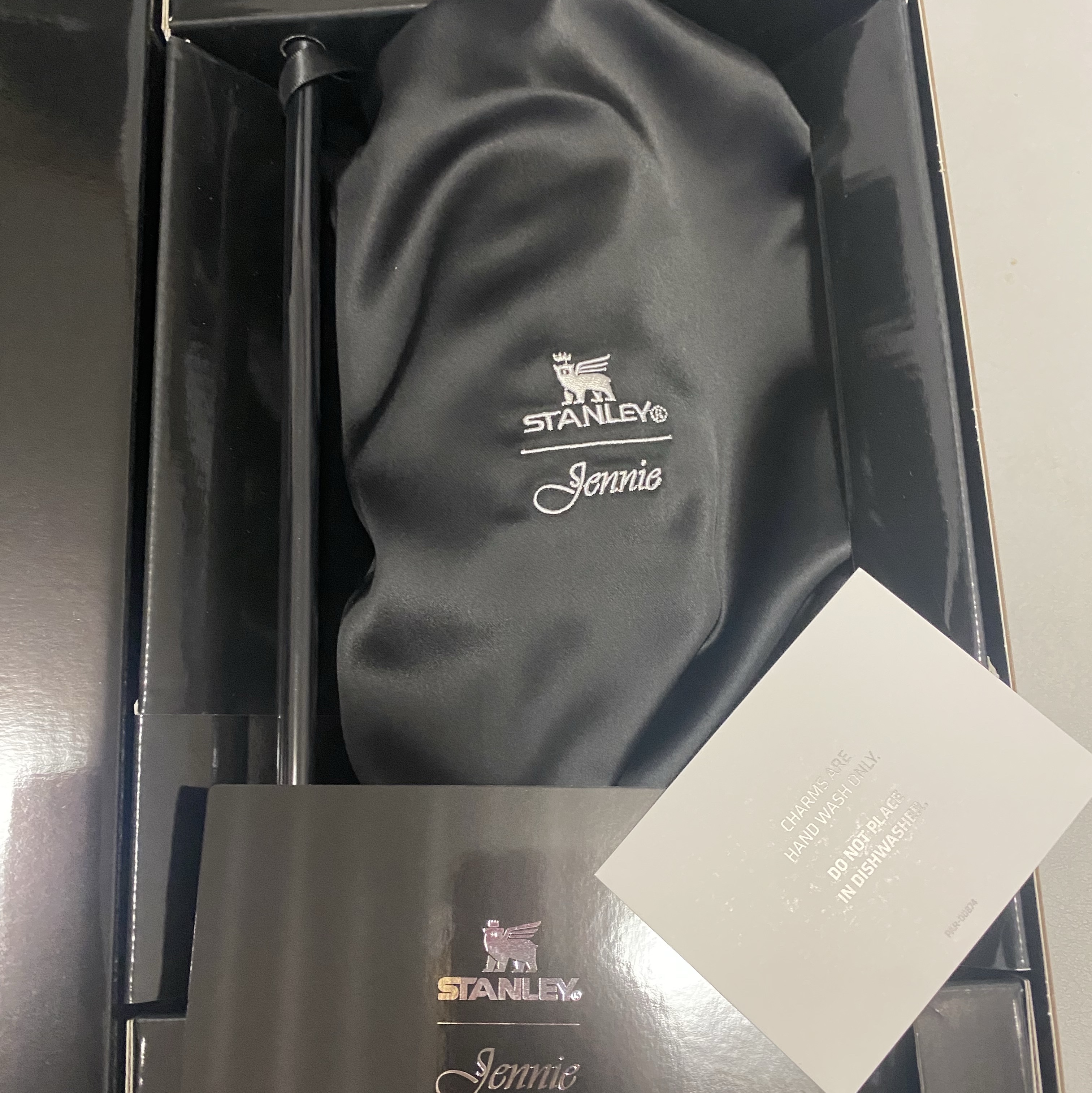 Stanley x Jennie 1913 Quencher Luxe Tumbler 887ml Midnight Ruby 착용 스타일