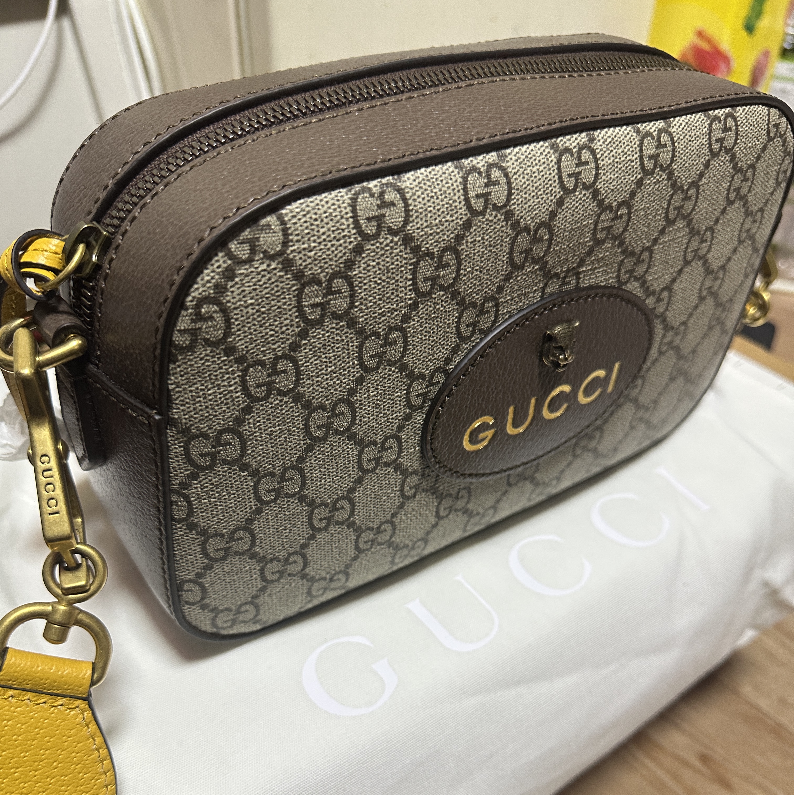Gucci GG Messenger Bag Beige Ebony 착용 스타일 - 1