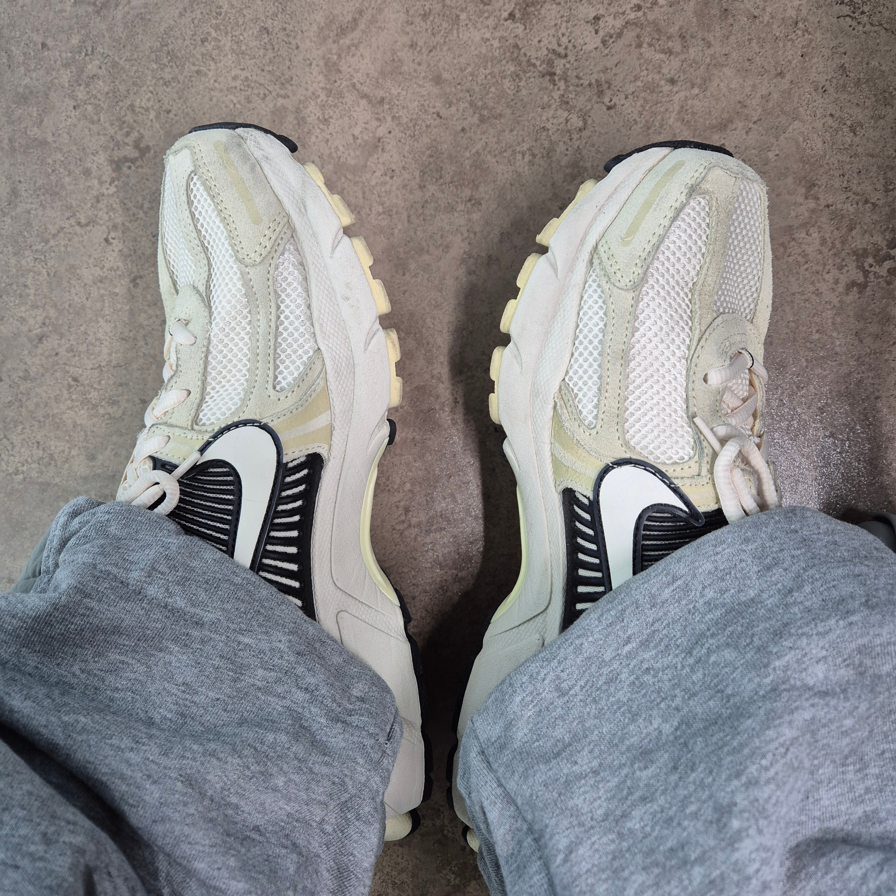 Nike Zoom Vomero 5 Alabaster Pale Ivory, SATUR Rivet Applique Pocket Logo Hoodie Classic Navy 착용 스타일 - 1