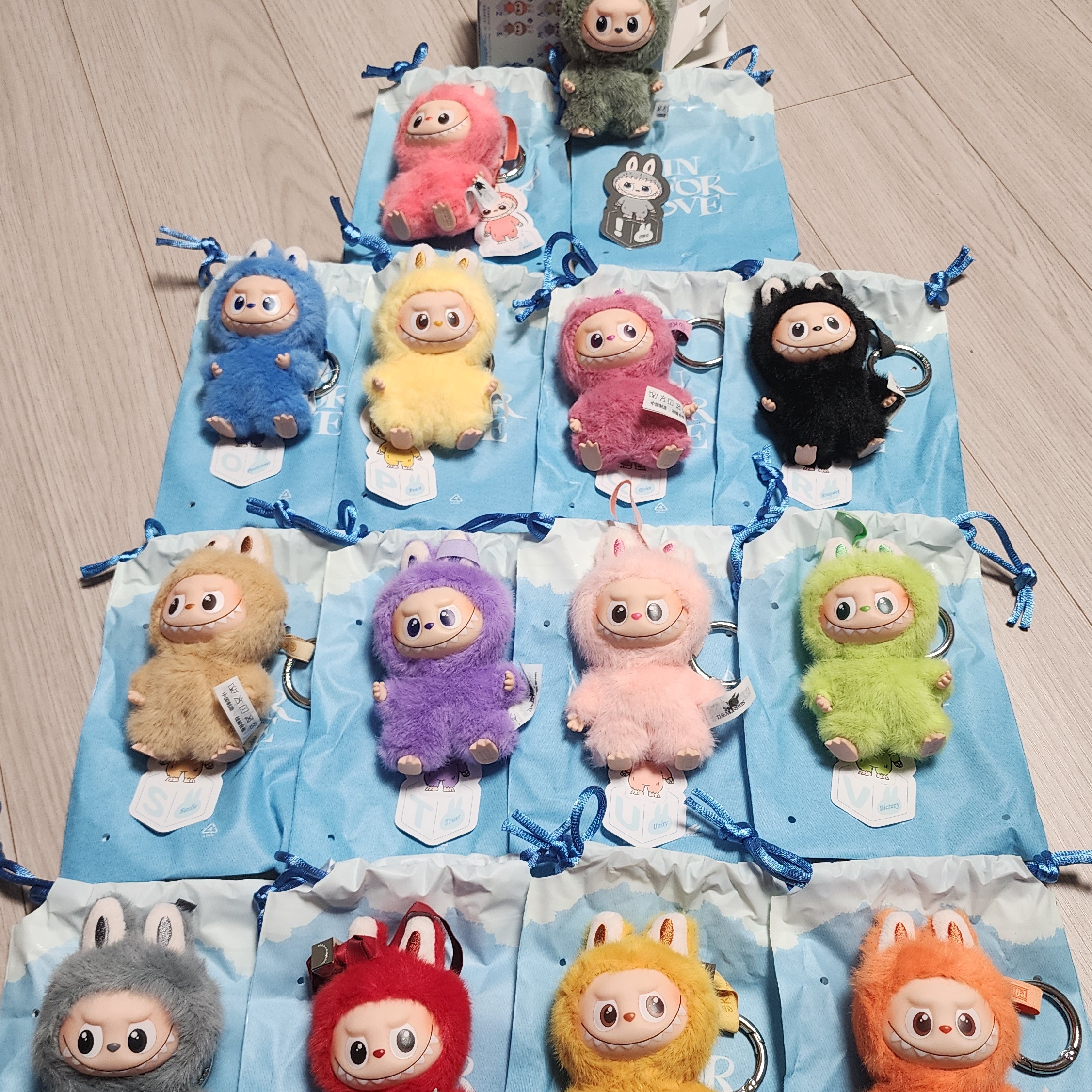 Pop Mart The Monsters Labubu Tasty Macarons Series Sealed Case (6 Blind Boxes) 착용 스타일 - 2