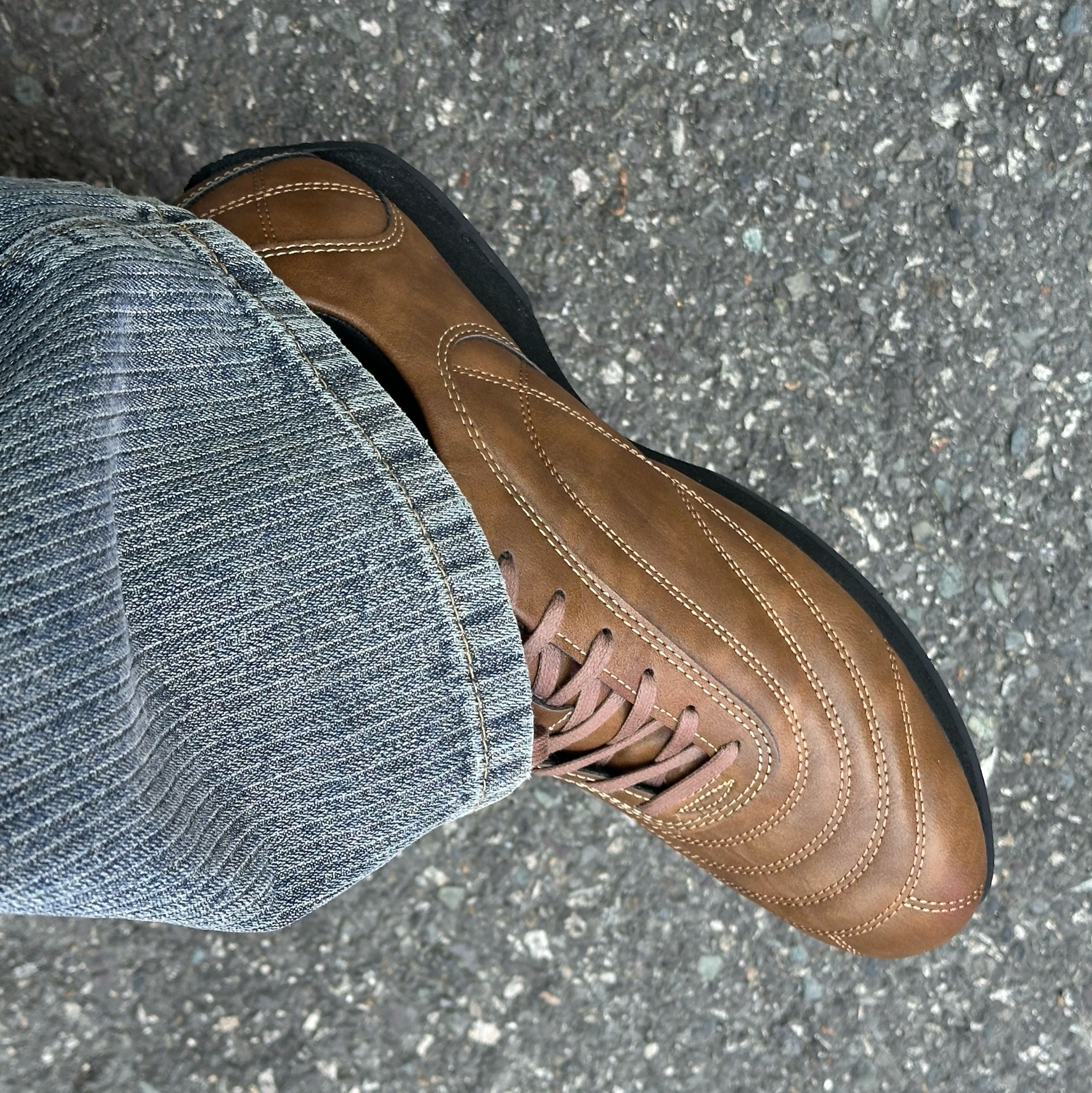 COREOFALCHEMY Stitch Sneakers Aterre Brown 착용 스타일 - 4