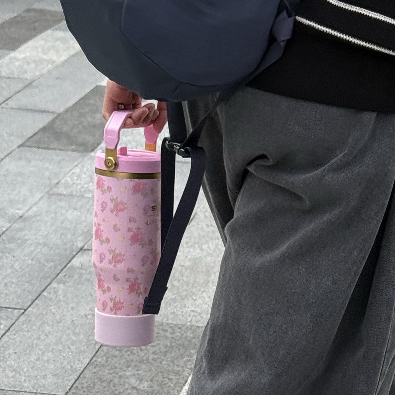 Stanley 1913 x LoveShackFancy Summer IceFlow Flip Straw 2.0 Tumbler 887ml Ibiza Sunset, SATUR X KEEN JASPER ZIONIC Light Pink 착용 스타일 - 1