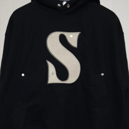 SATUR Rivet Applique Pocket Logo Hoodie Classic Navy 착용 스타일