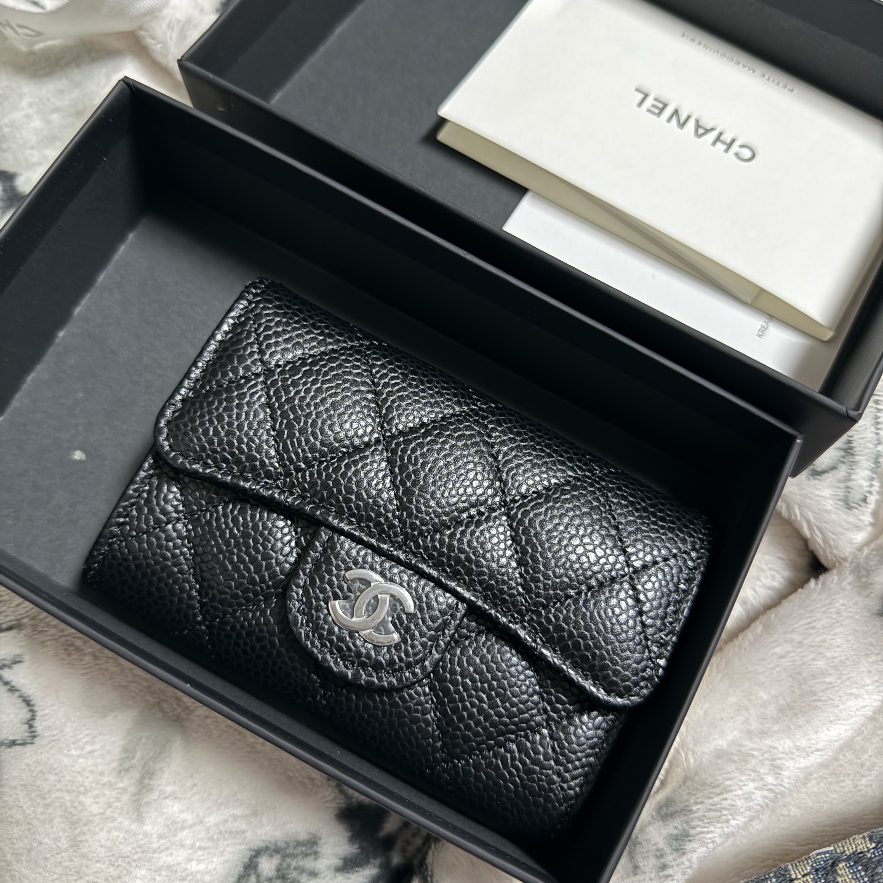 Chanel Classic Card Holder Grained Calfskin & Silver Black 착용 스타일