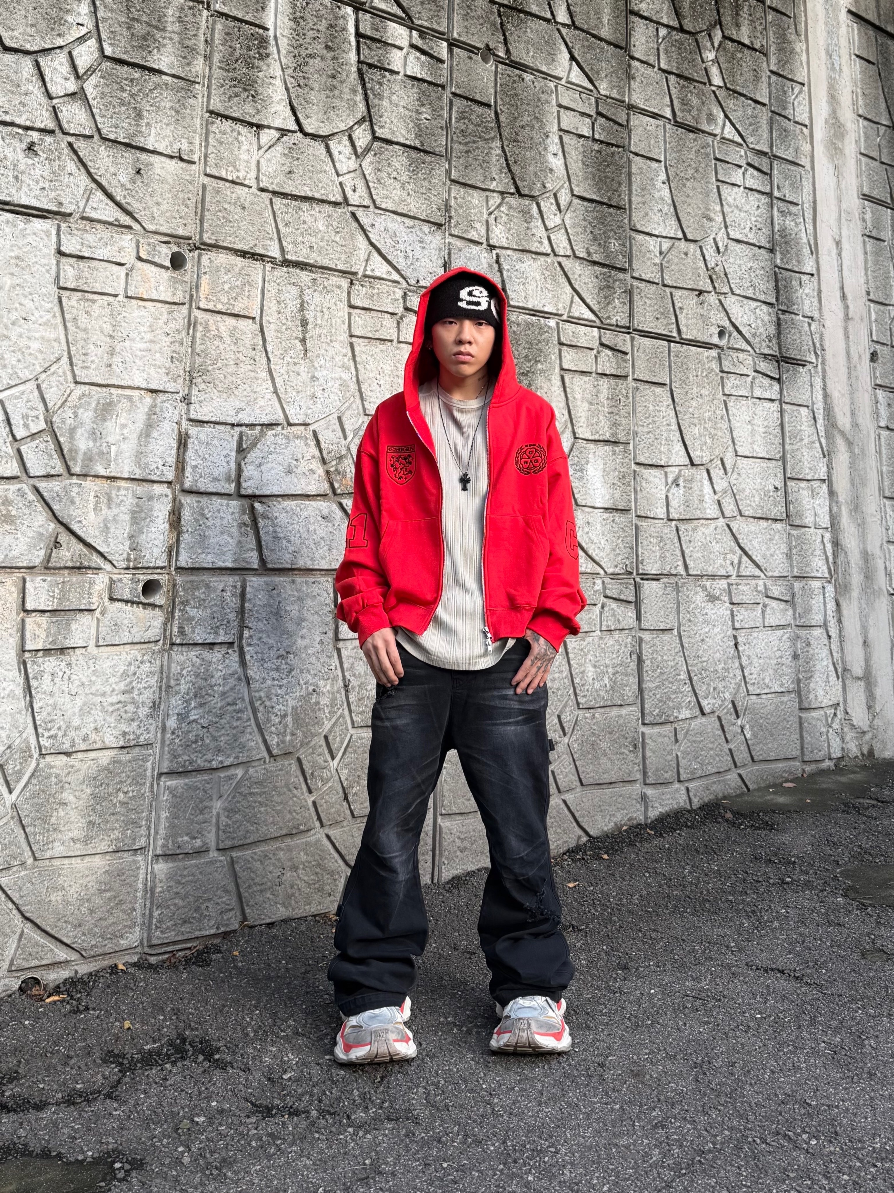 Balenciaga Cargo Sneakers Beige Grey Red 착용 스타일 - 1