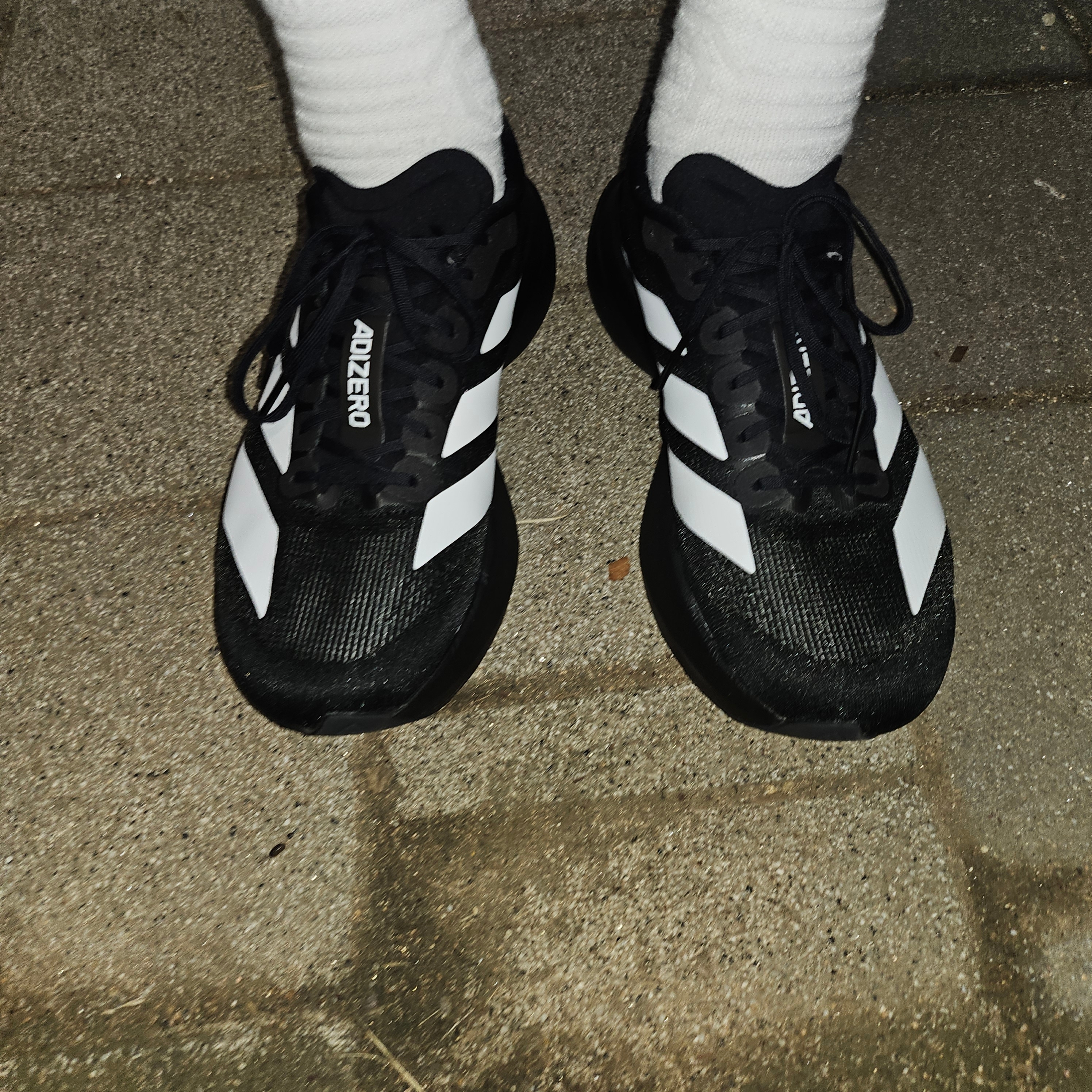 Adidas Adizero EVO SL Core Black Cloud White 착용 스타일