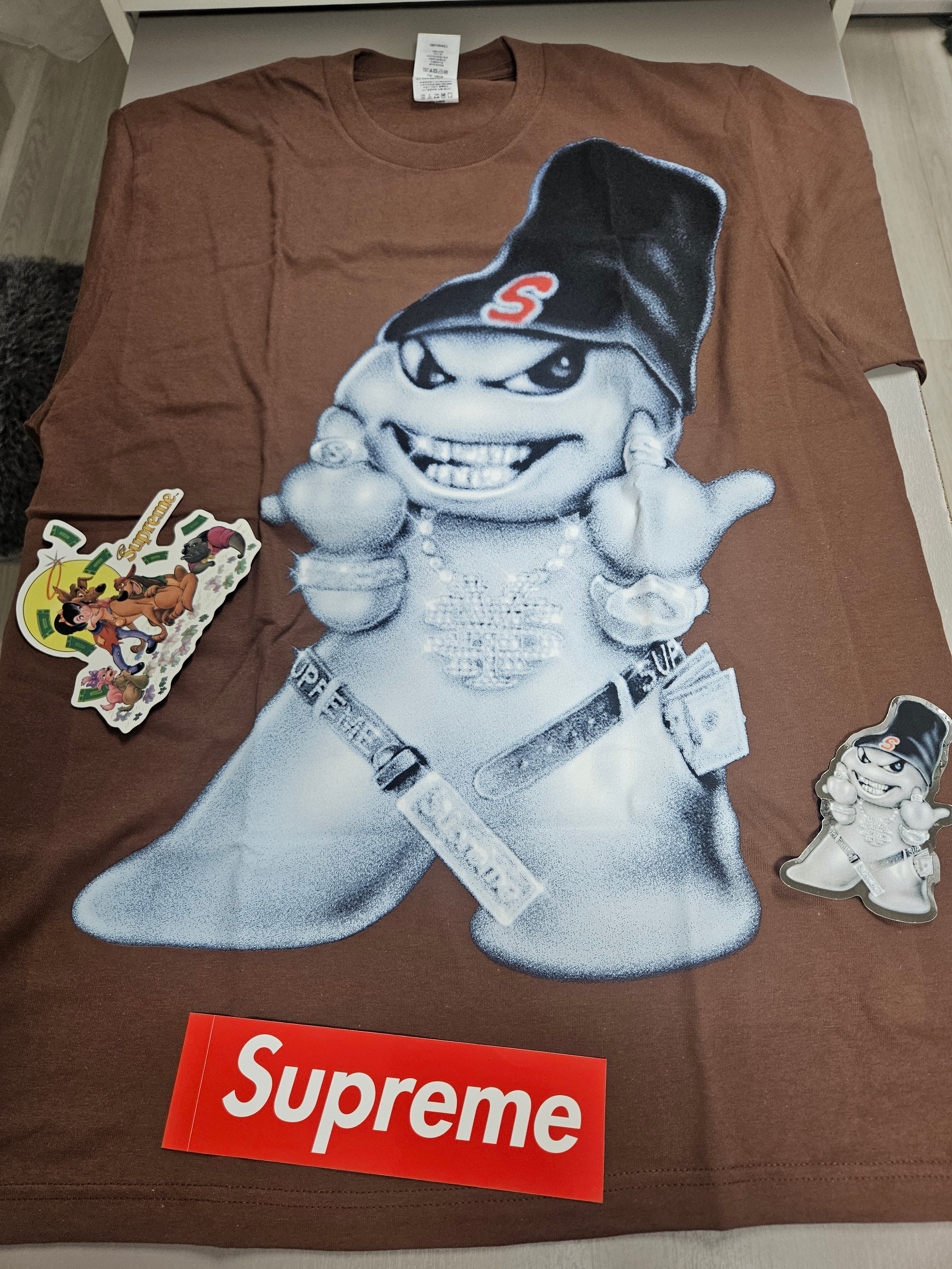 Supreme Snowman T-Shirt Brown - 25FW 착용 스타일 - 1