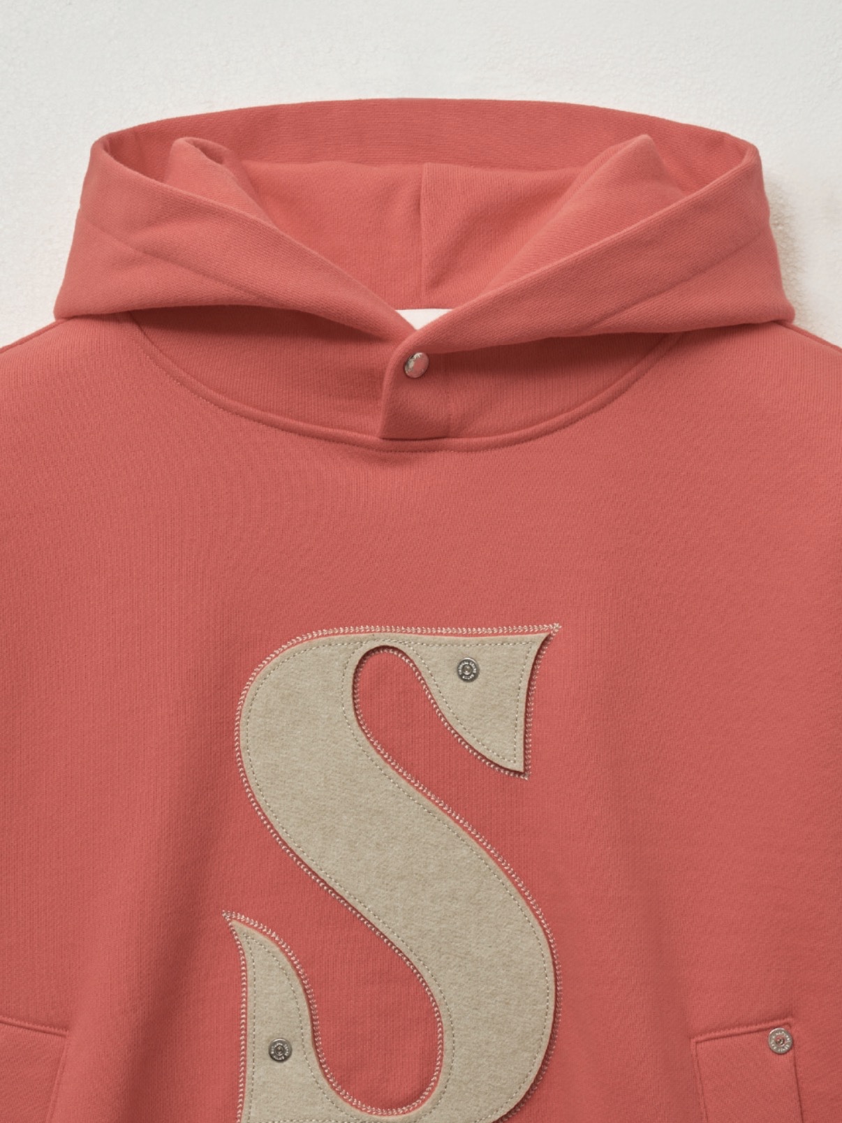 SATUR Rivet Applique Pocket Logo Hoodie Pink 착용 스타일 - 1
