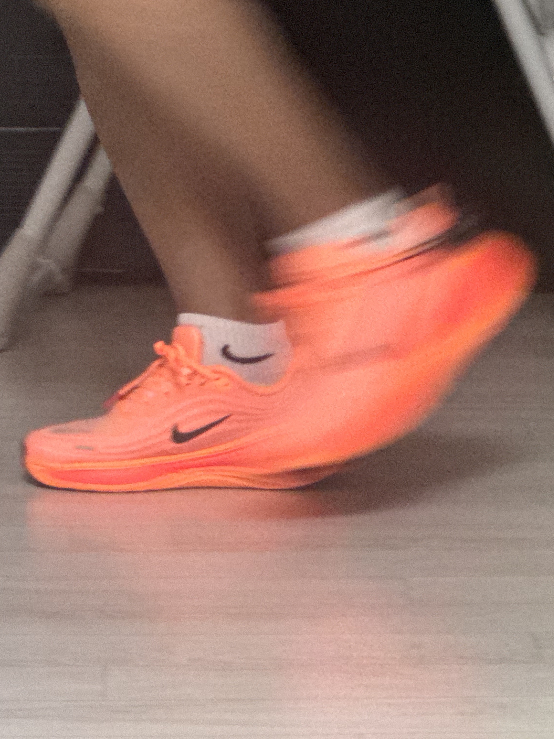 Nike Vomero Plus Orange Pulse Hot Lava 착용 스타일