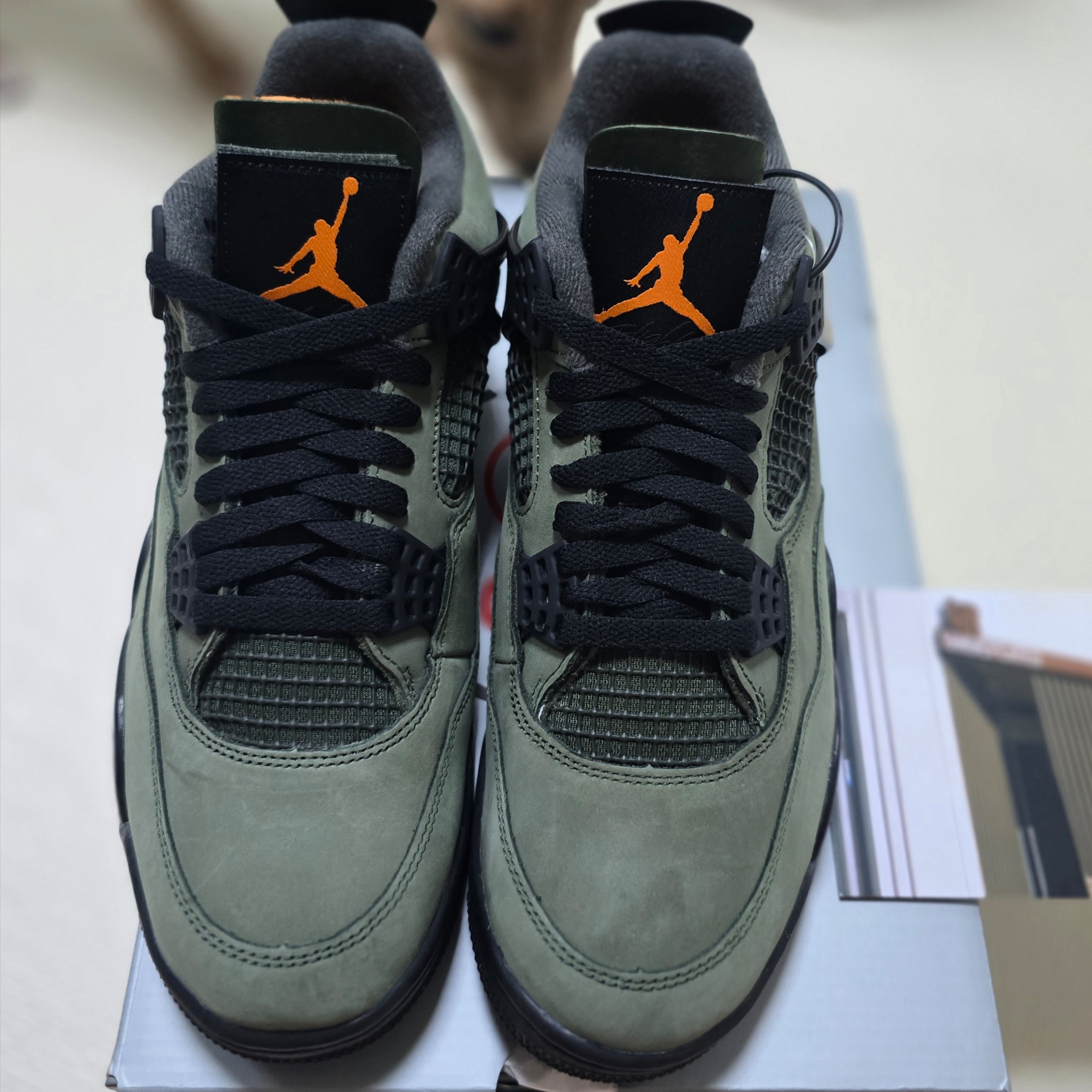 Jordan 4 x Undefeated Retro OG SP Deep Green and Clementine 착용 스타일