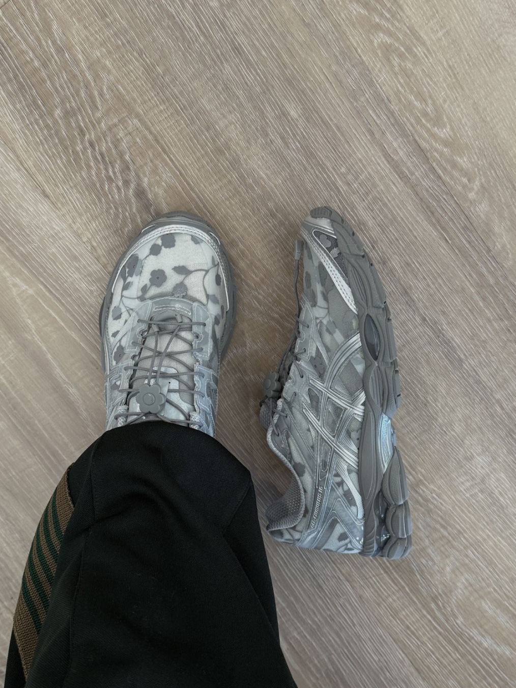Asics x Cecilie Bahnsen Gel-Cumulus 16 Gray, Asics x Cecilie Bahnsen Gel-Cumulus 16 Black 착용 스타일 - 2