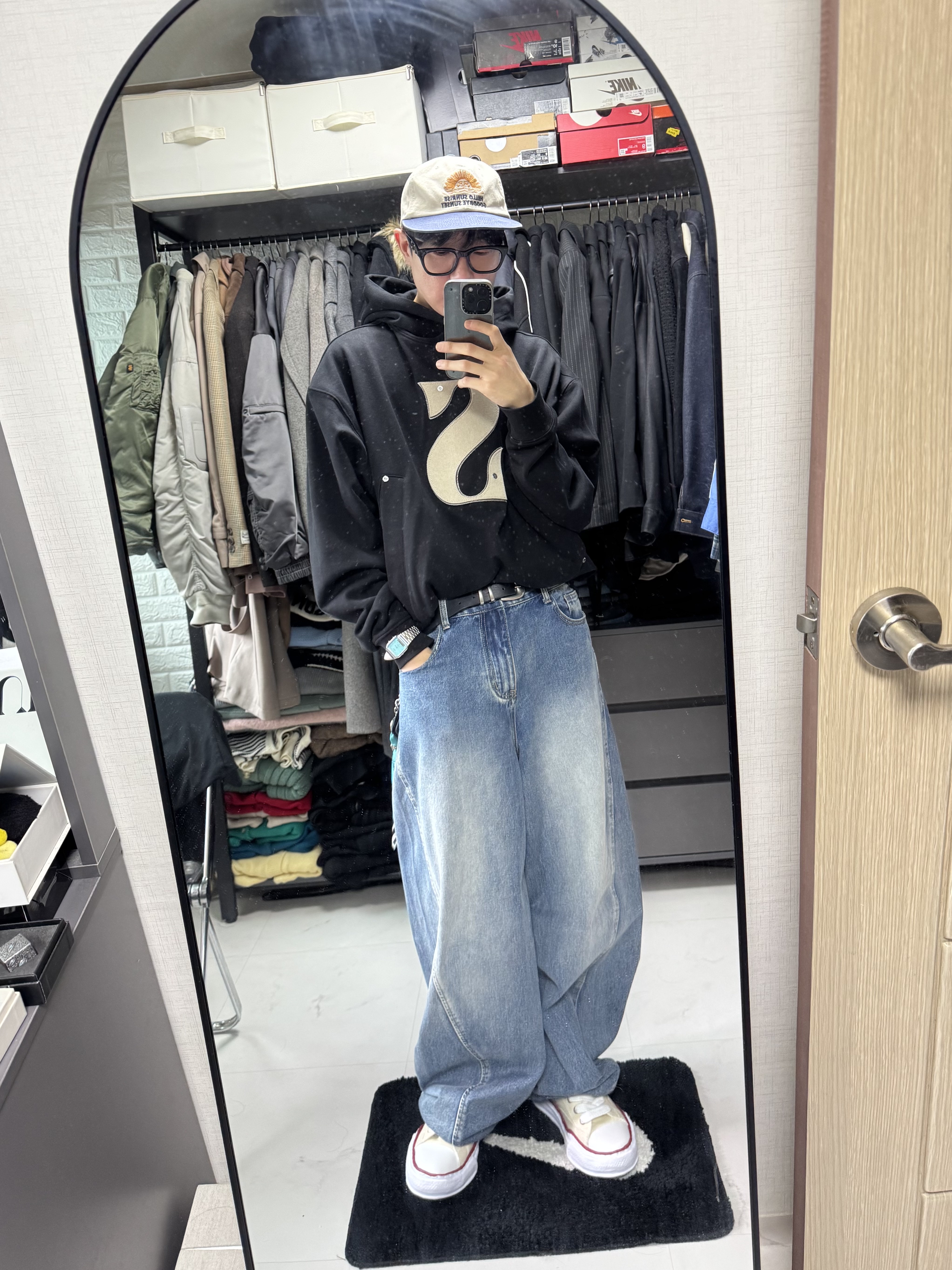 SATUR Rivet Applique Pocket Logo Hoodie Classic Navy, Maison Mihara Yasuhiro Peterson OG Sole Canvas Low-top Sneakers Natural 착용 스타일 - 2