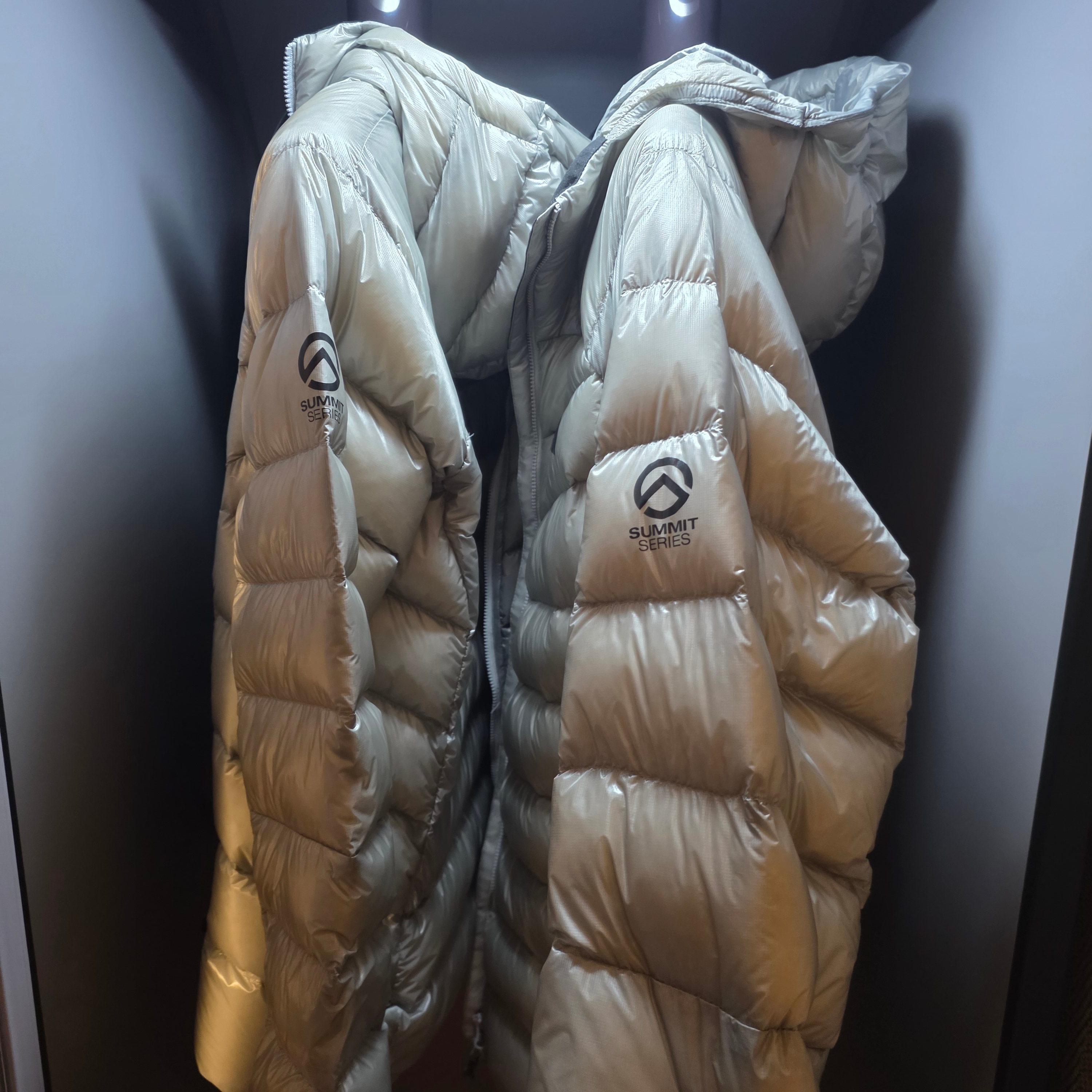 The North Face Summit Mattehorn RDS Down Jacket Light Gray 착용 스타일