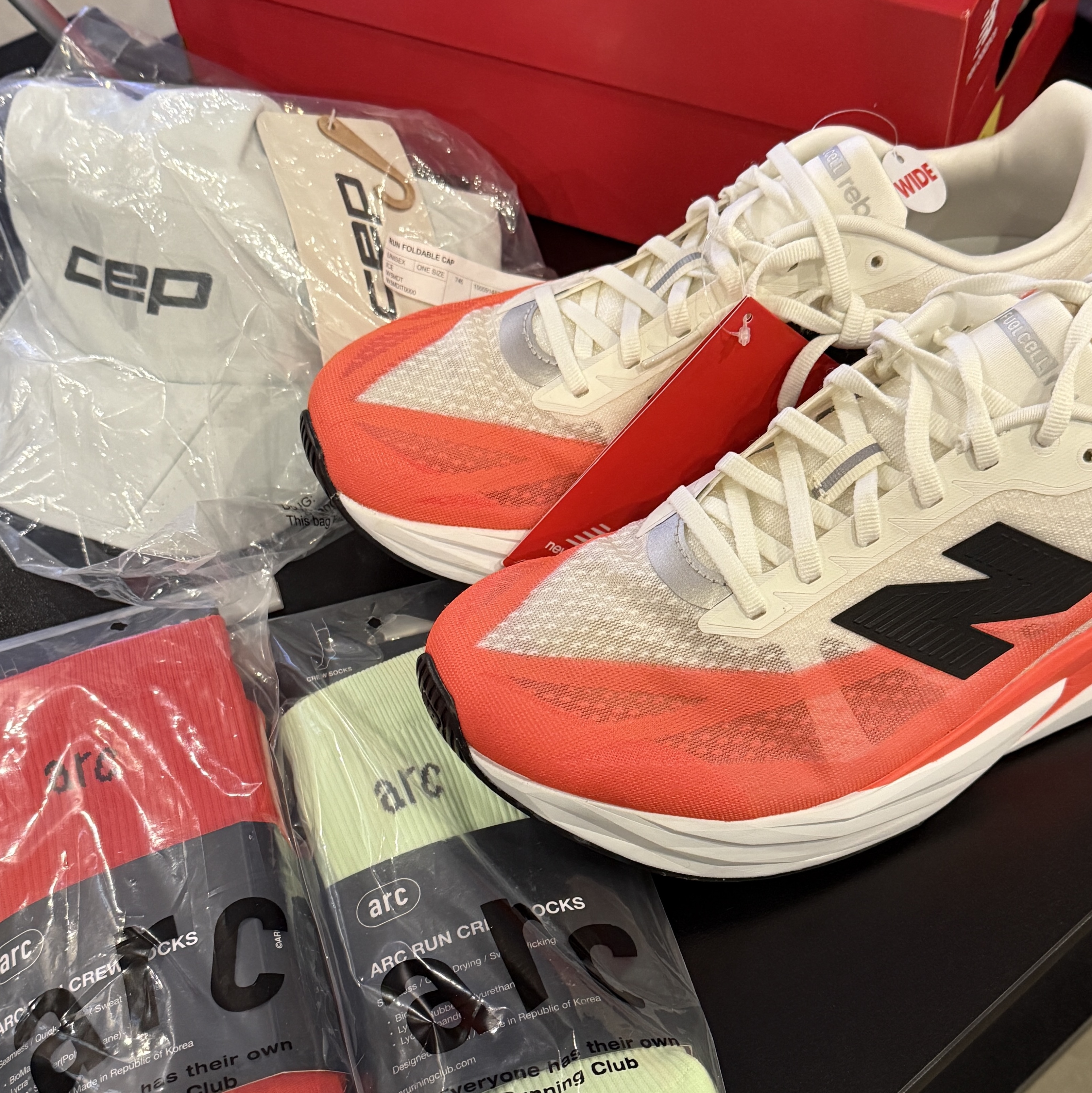 New Balance FuelCell Rebel v5 Urgent Red White Sea Salt - 2E Wide, CEP Run Foldable Cap Ice 착용 스타일