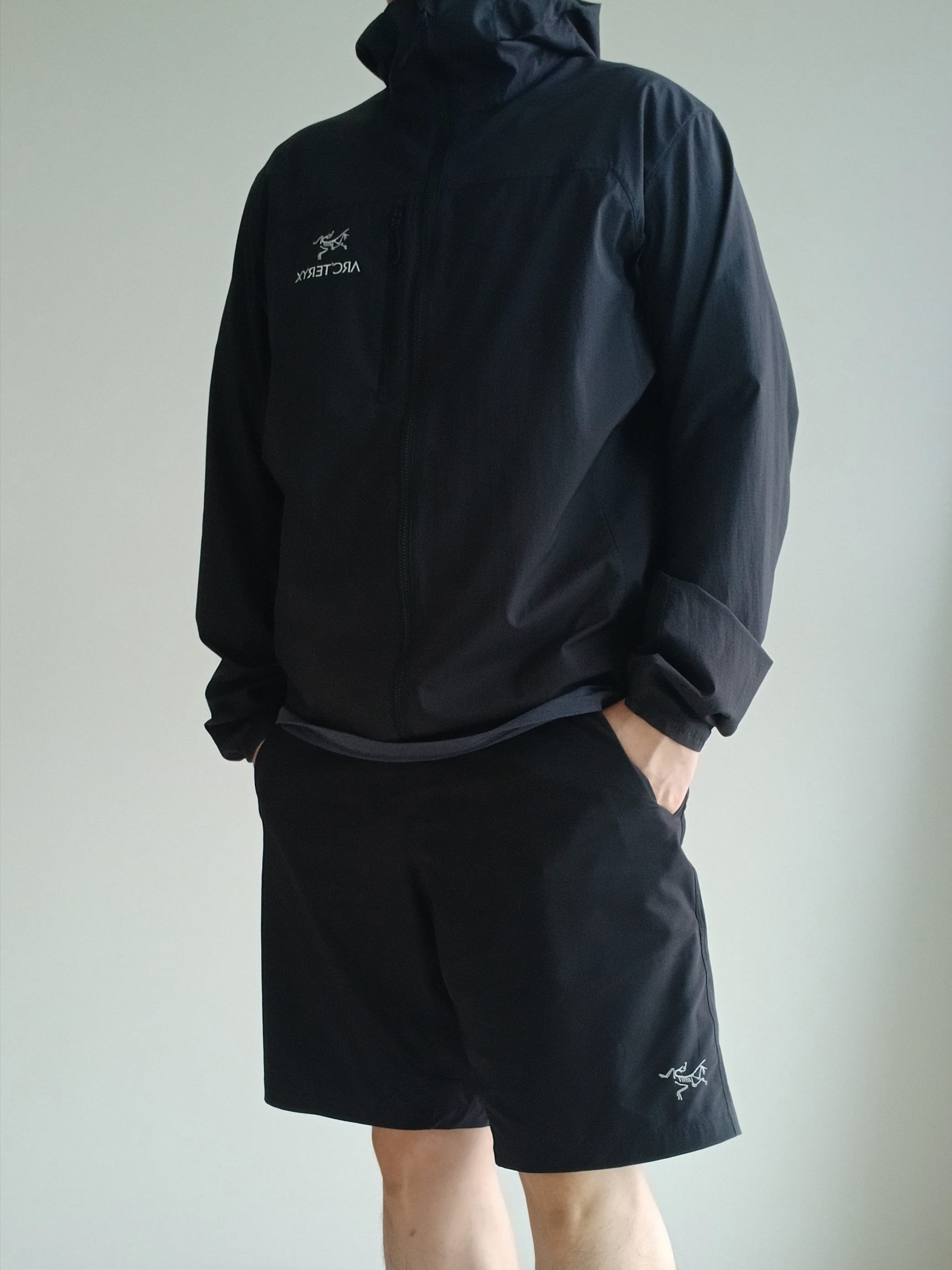 Arc'teryx Squamish Hoody Black, Arc'teryx Cormac Logo SS T-Shirt Black Sapphire Heather 착용 스타일 - 6