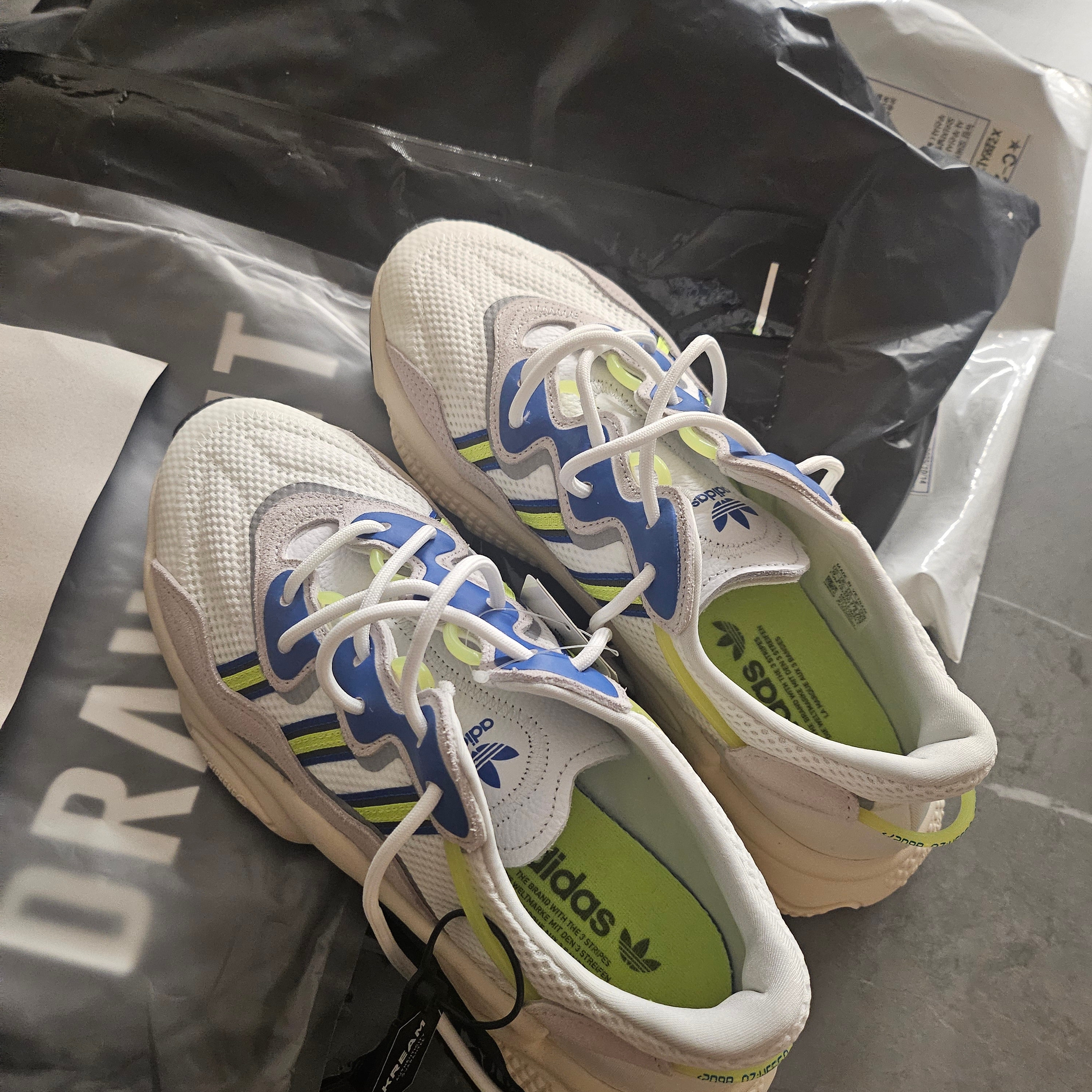 Adidas Ozweego Cloud White Solar Yellow 착용 스타일