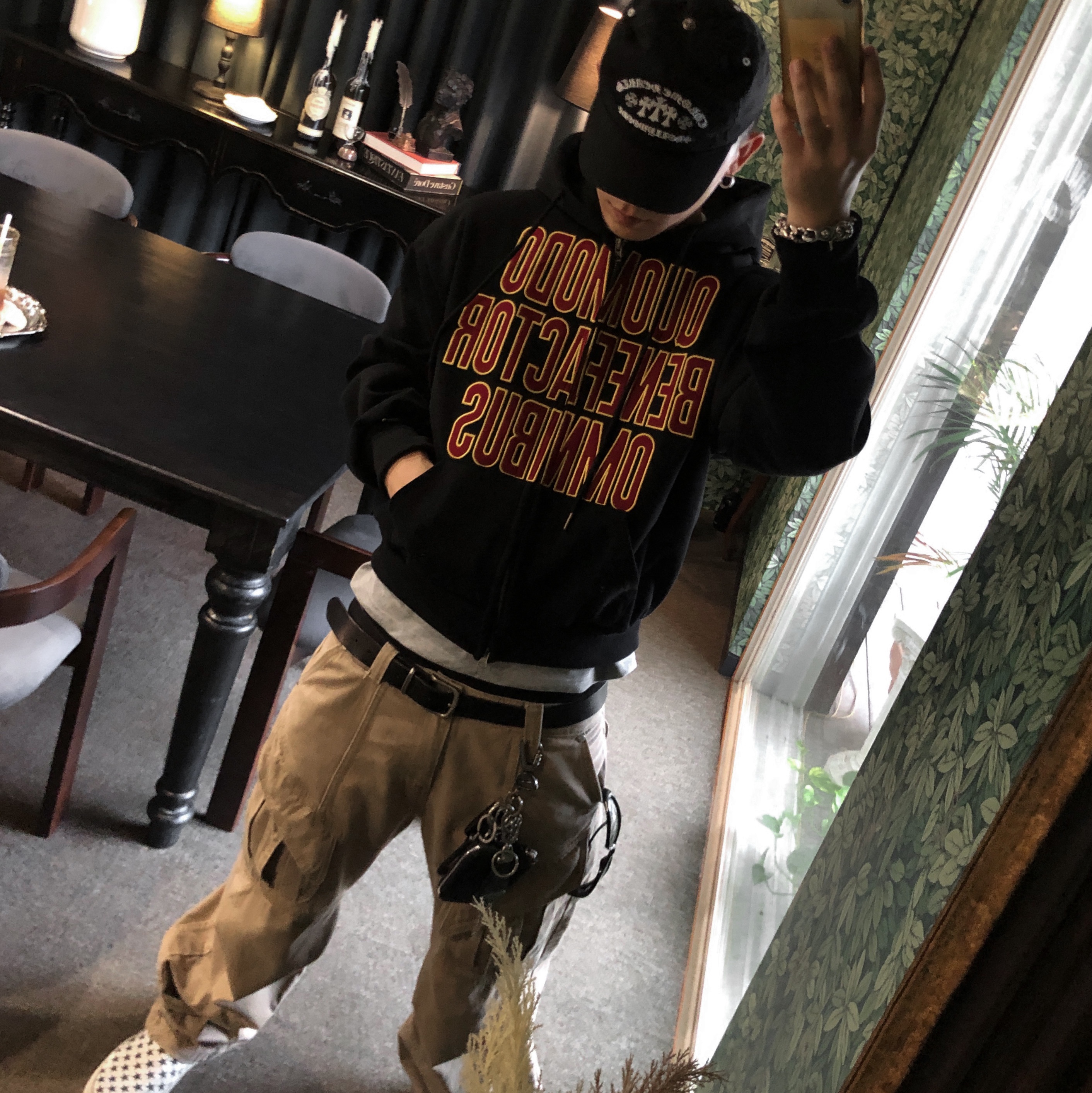 Chrome Hearts Gas Station Cemetery Trucker Hat Black, Vans Vault x Bianca Chandon Classic Slip-On LX Stressed Black White 착용 스타일 - 5