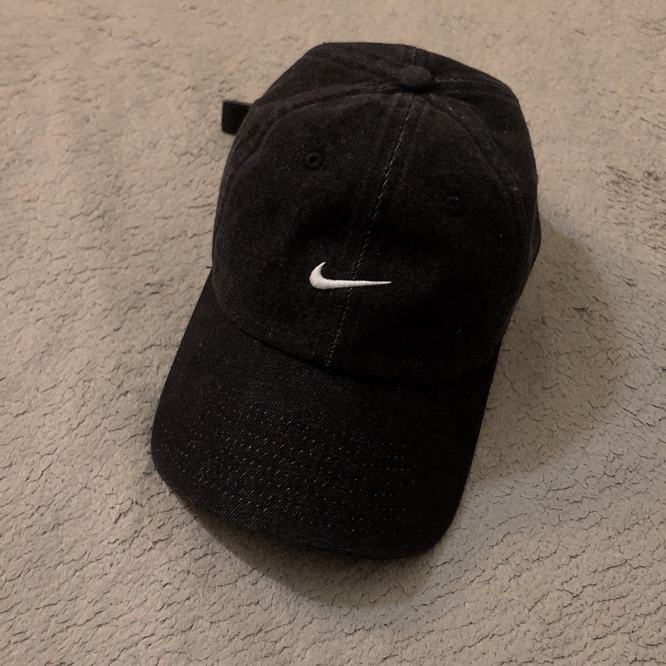 Nike Club Unstructured Denim Cap Black White 착용 스타일 - 1