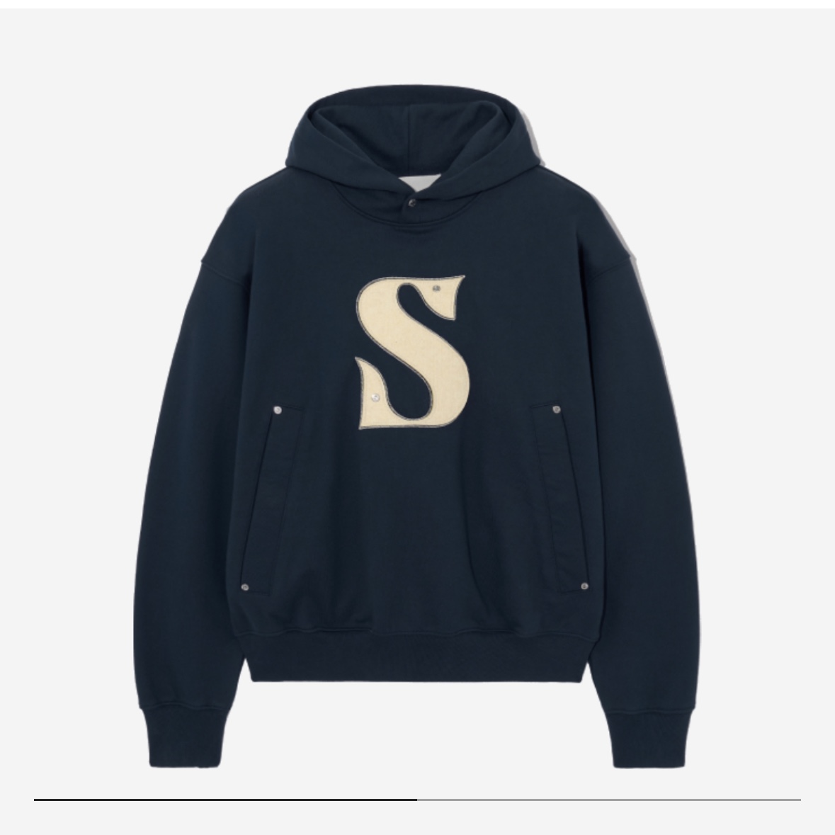 SATUR Rivet Applique Pocket Logo Hoodie Classic Navy 착용 스타일