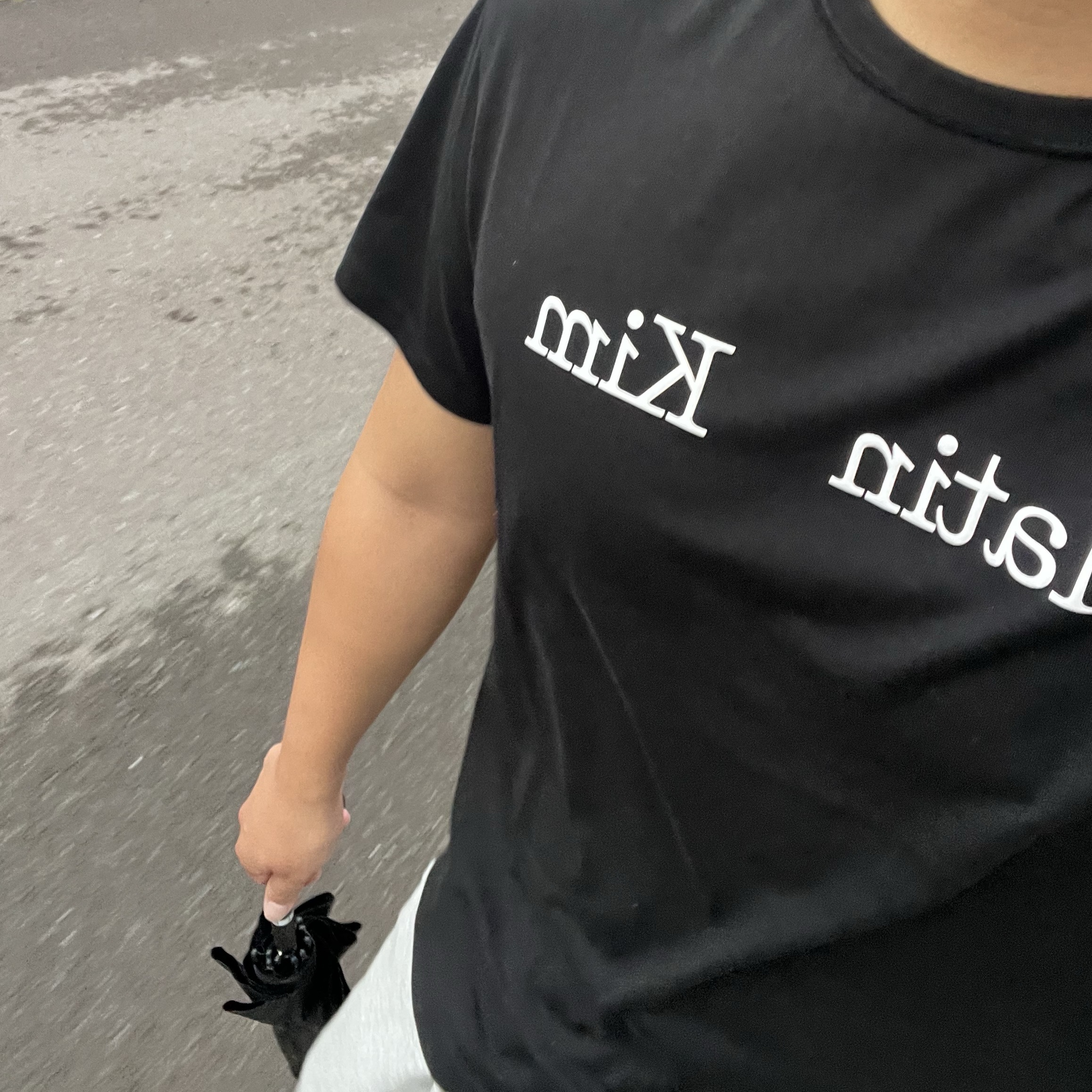 Matin Kim Logo Top Black 착용 스타일