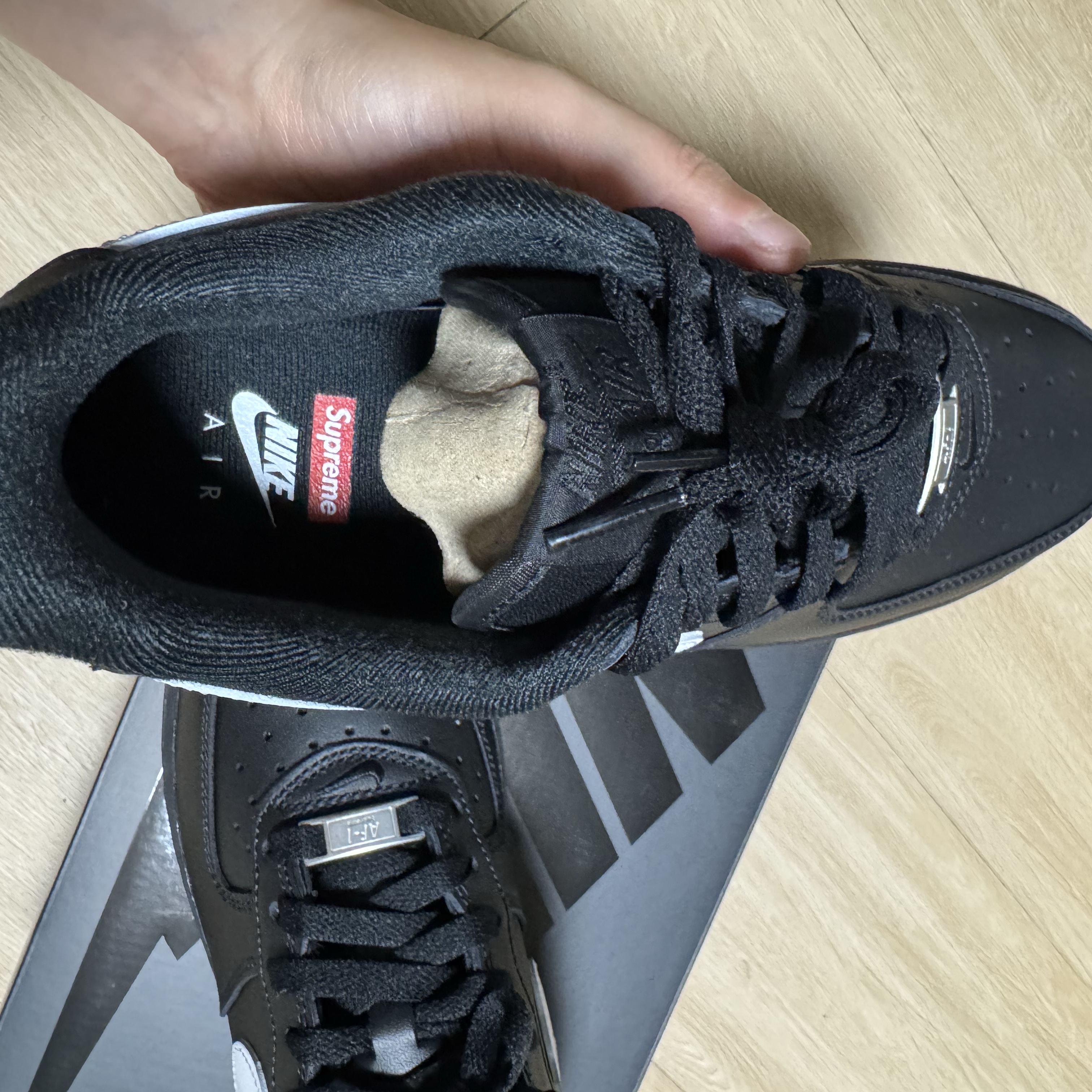 Nike x Supreme Air Force 1 Low Black 착용 스타일 - 5