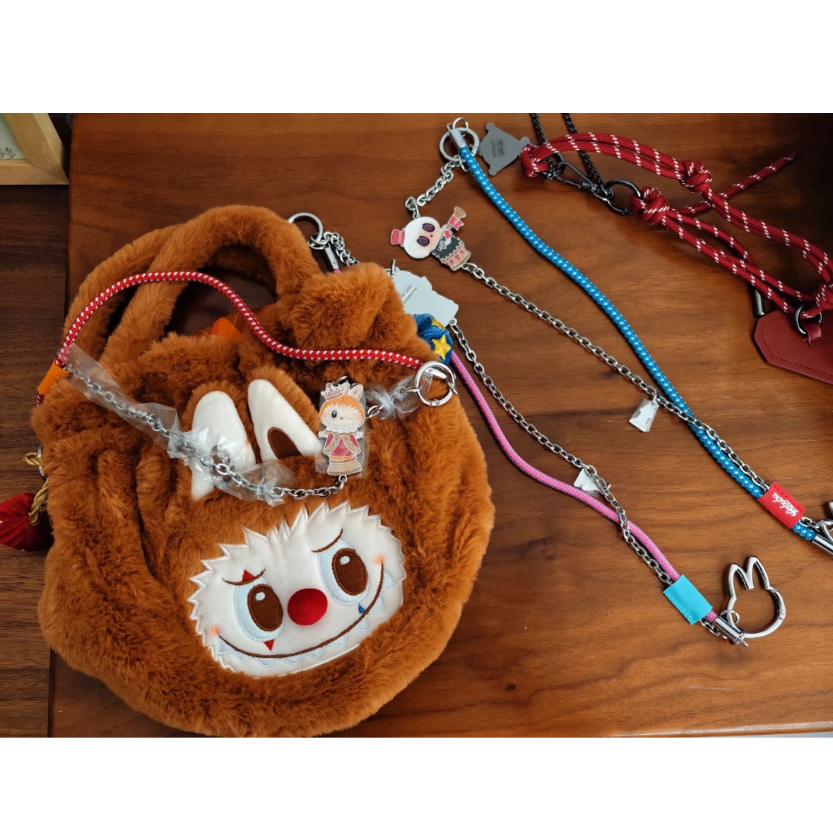 Pop Mart Labubu Why So Serious Series Labubu Candy Pouch 착용 스타일