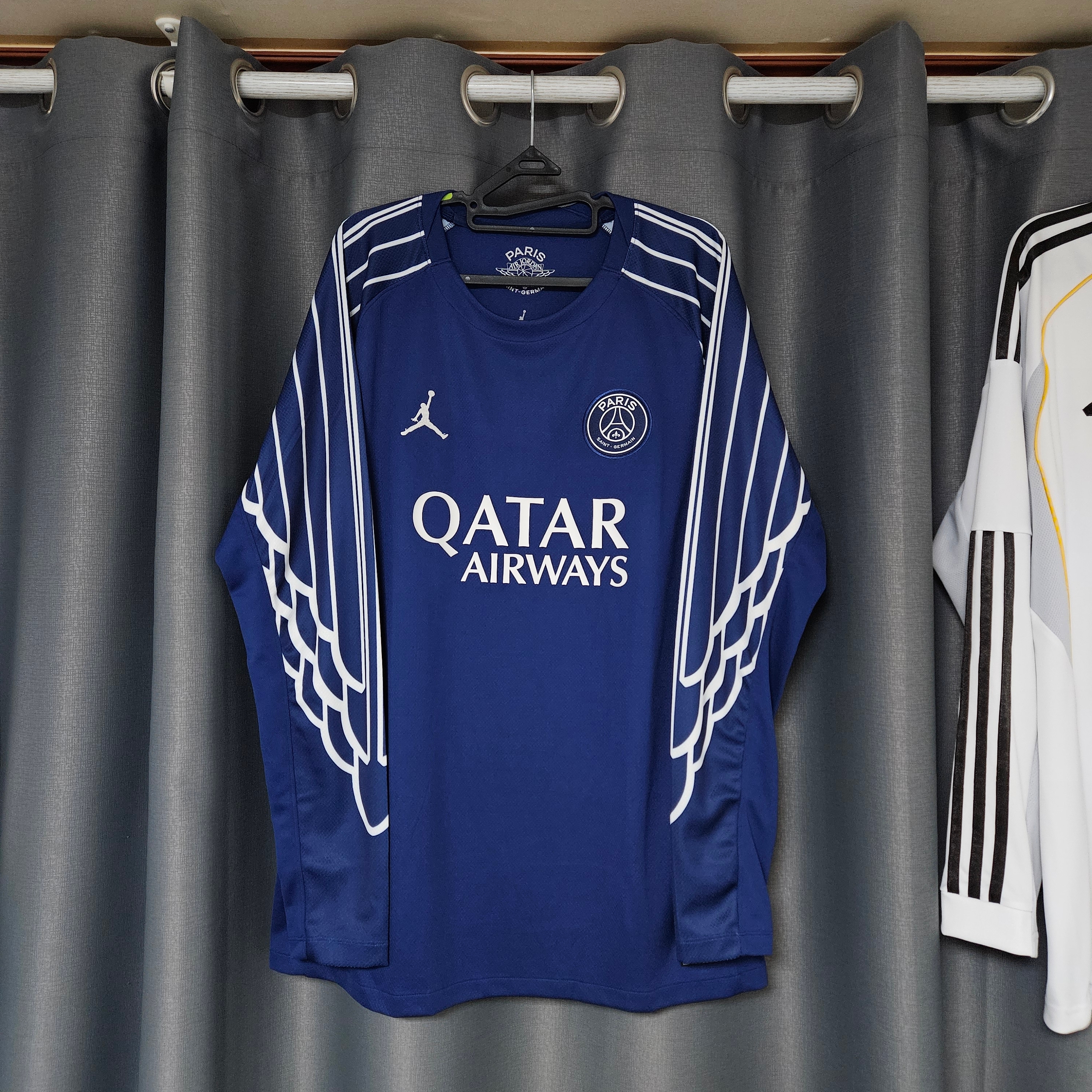 Jordan x Paris Saint-Germain 2024/25 Stadium 4th Dri-Fit Replica Long-Sleeve Jersey Blue Void Phantom (Non Marking Ver.) 착용 스타일