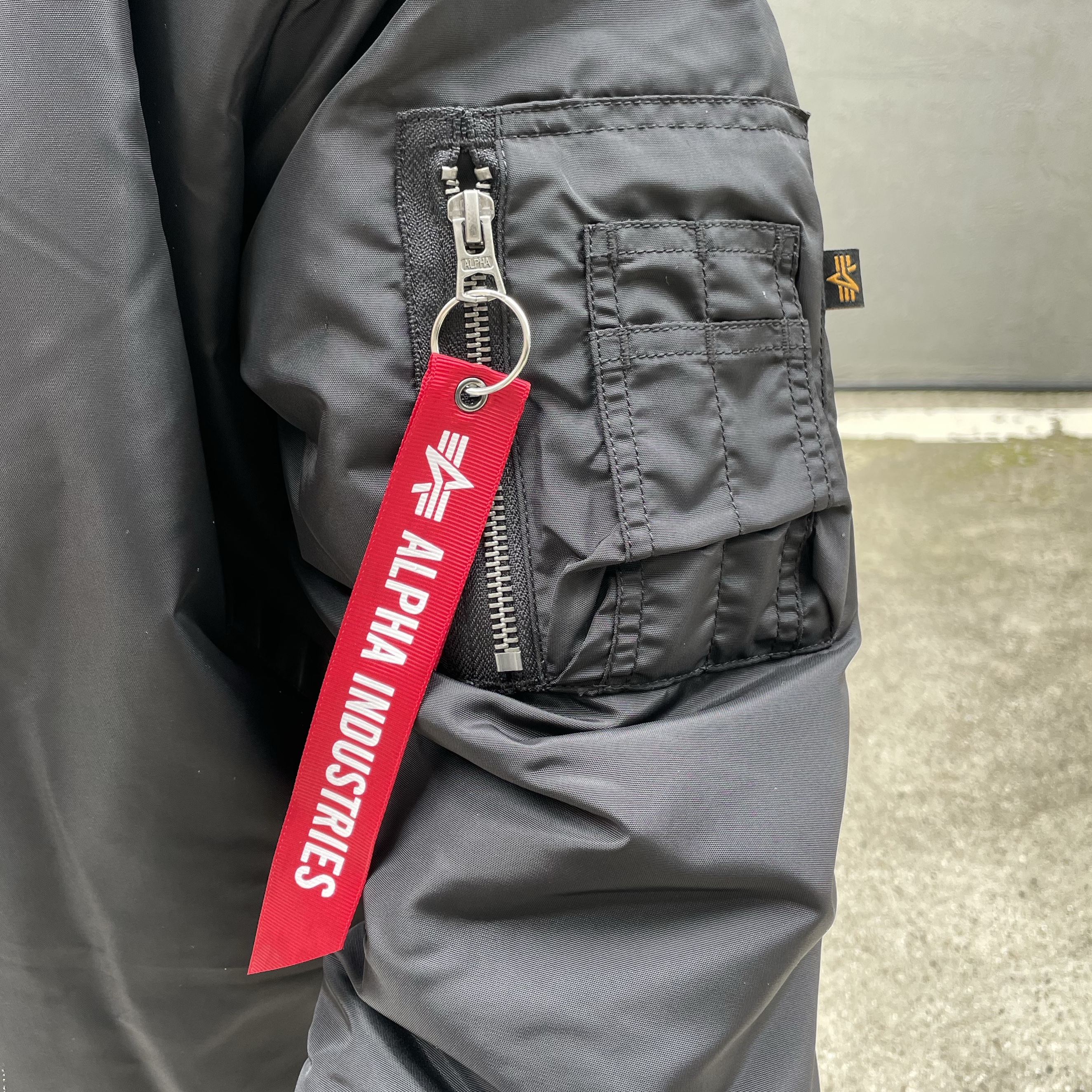 ALPHA INDUSTRIES MA-1 Flight Jacket Black 착용 스타일 - 3