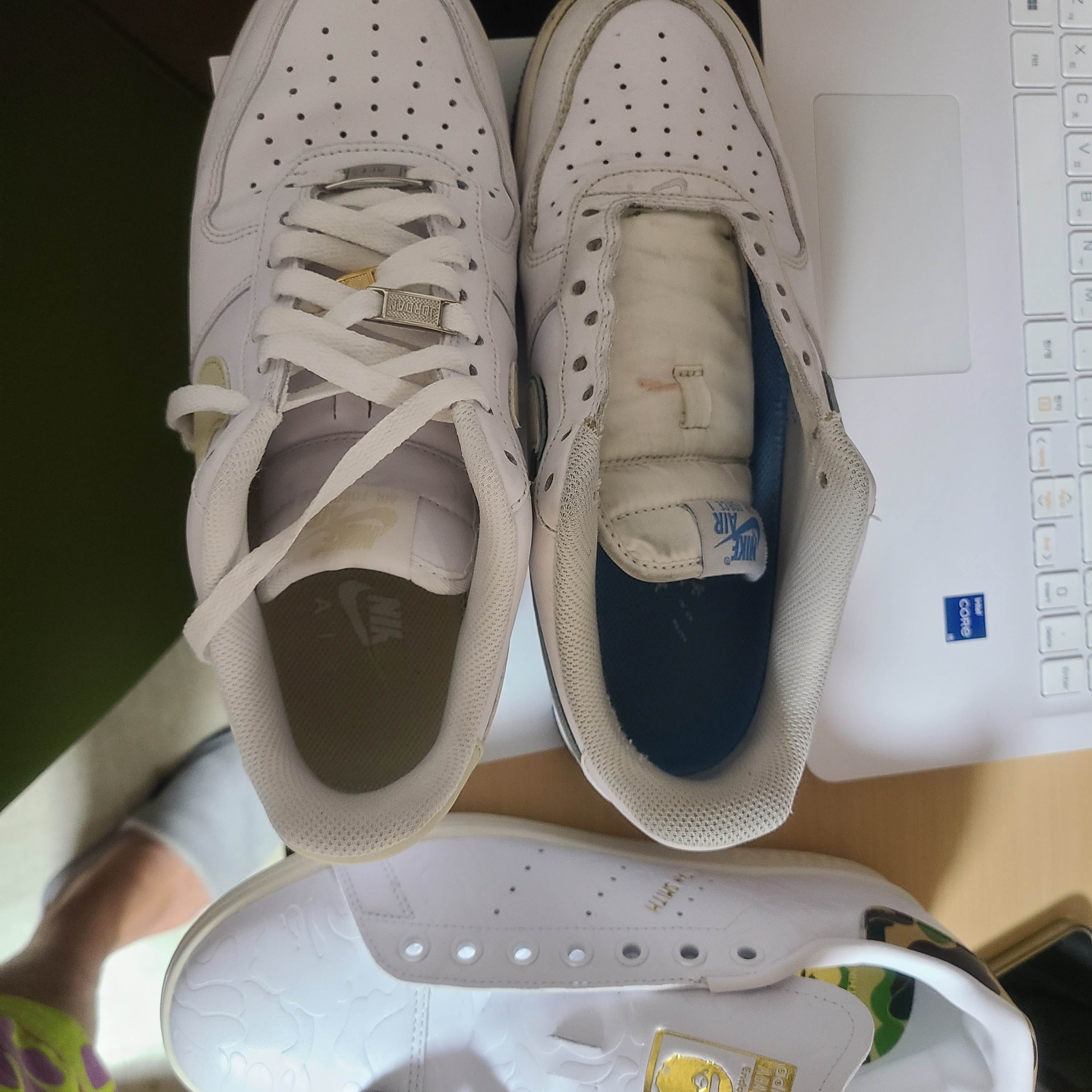 Nike Air Force 1 '07 White Light Khaki, Adidas x BAPE Stan Smith Cloud White Off White 착용 스타일