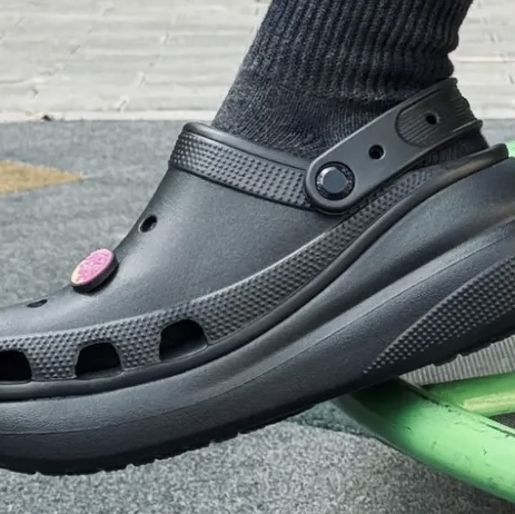 Crocs Classic Crush Clog Black 착용 스타일 - 1