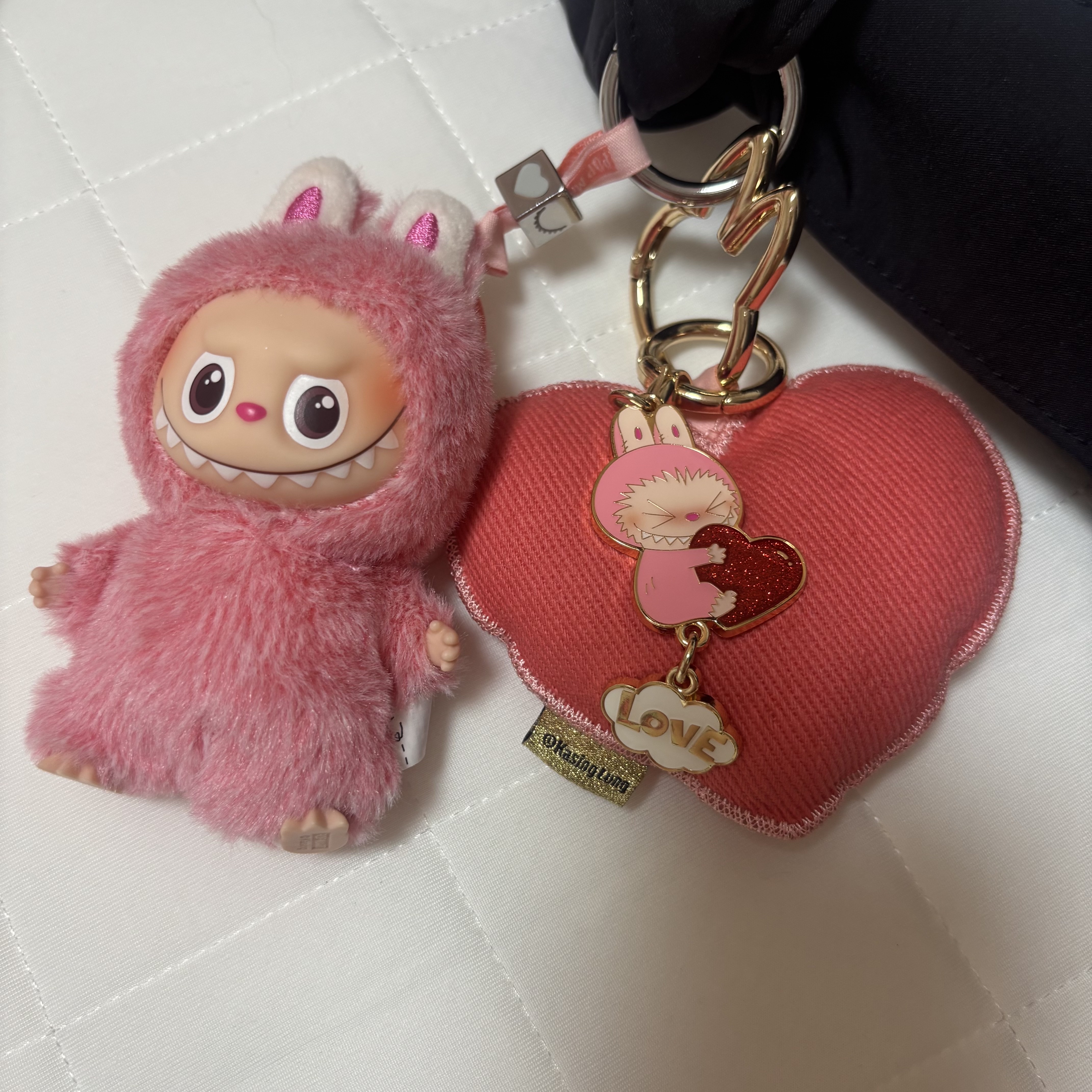 Pop Mart Labubu The Monsters Pin For Love Series - Letter Pendant (A-M) Heart (Opened Case) 착용 스타일