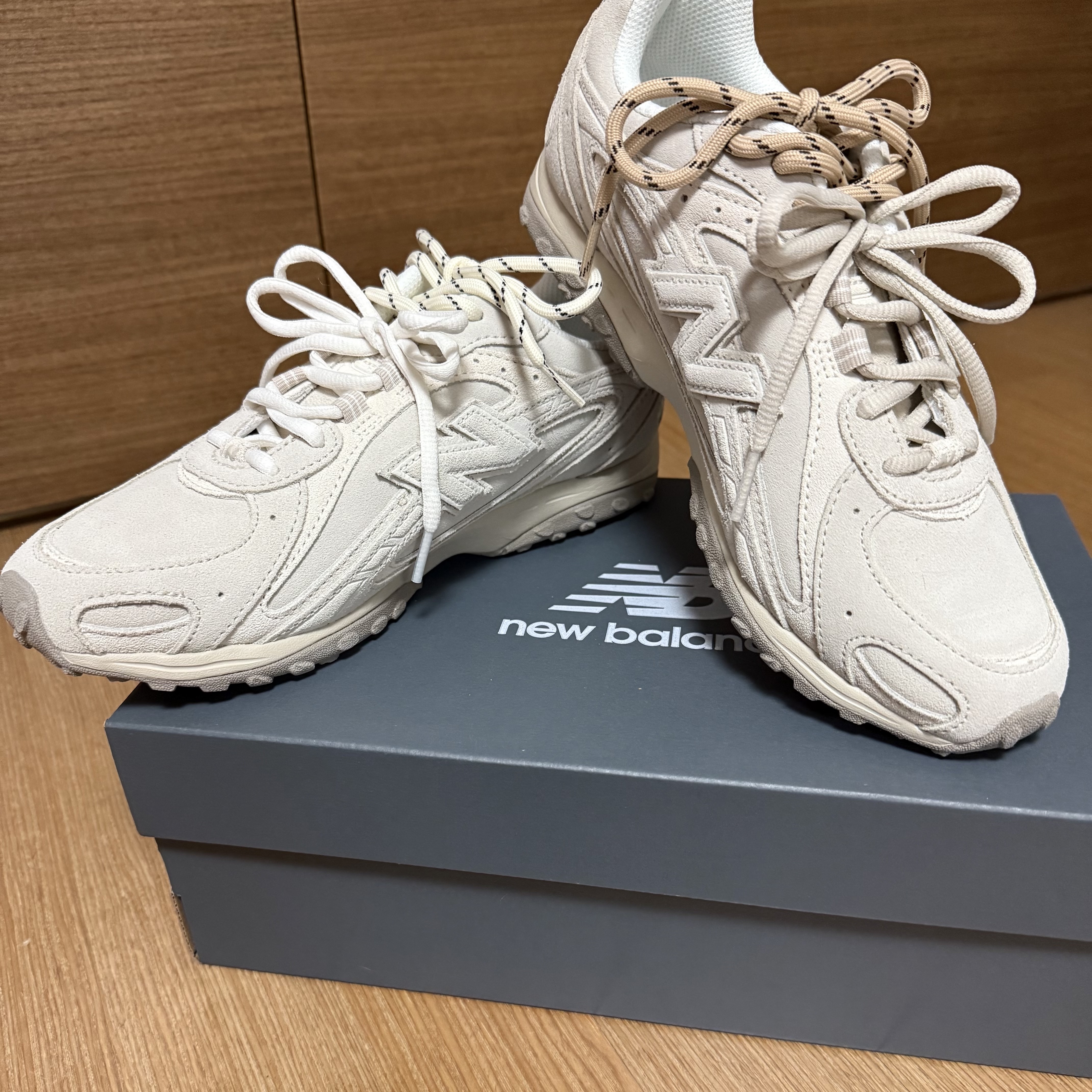 New Balance 204L Timberwolf Linen 착용 스타일 - 1