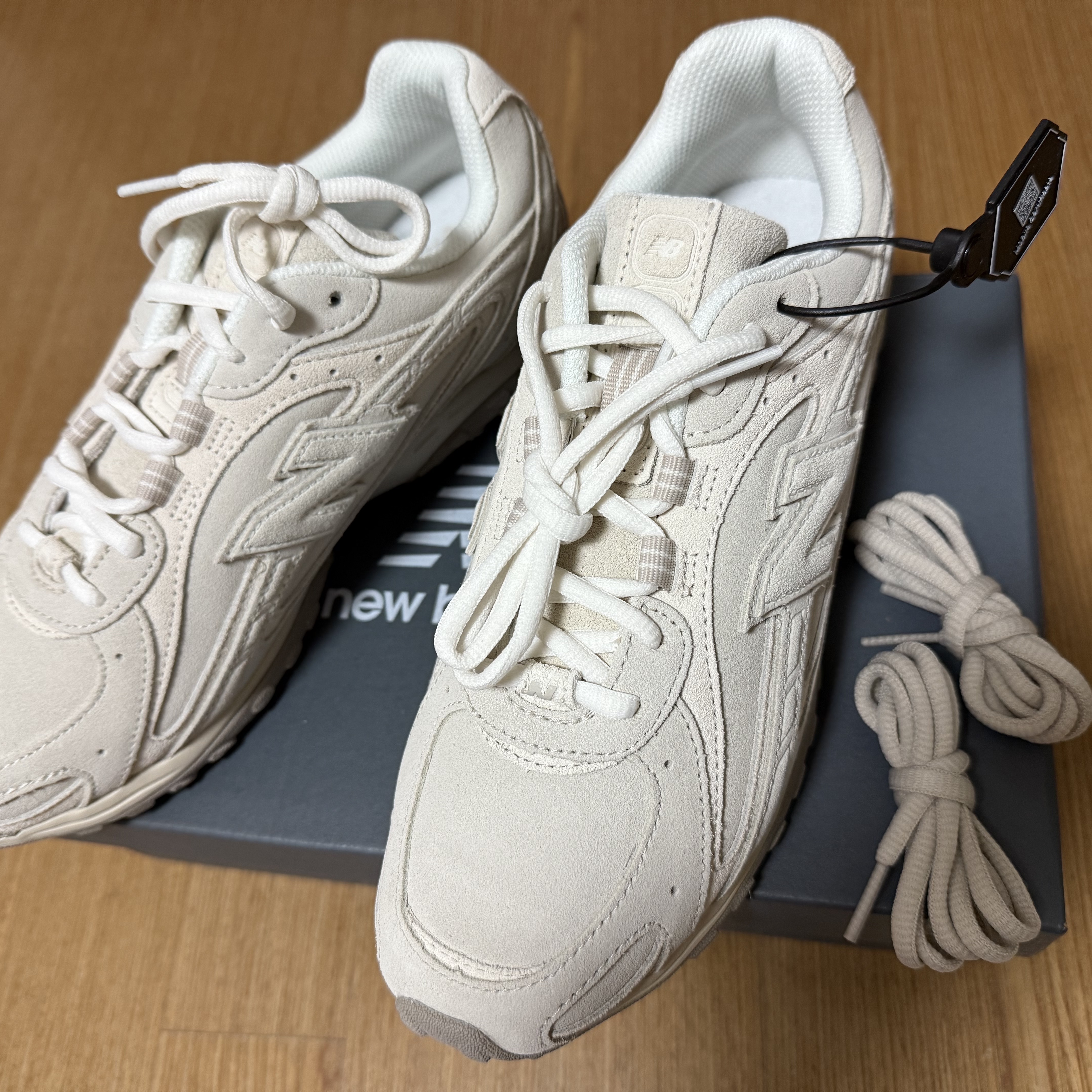 New Balance 204L Timberwolf Linen 착용 스타일 - 3