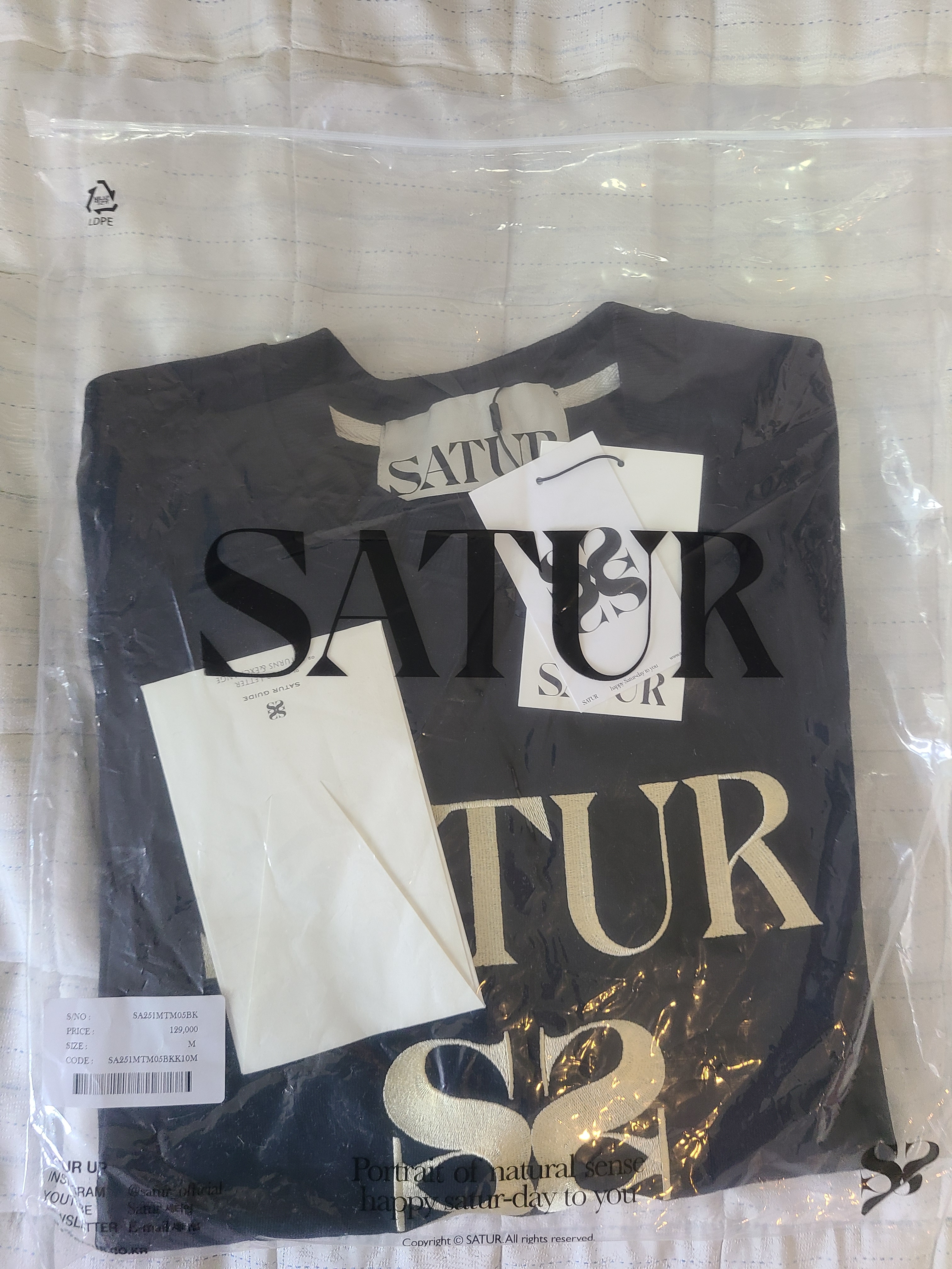 SATUR Classic Logo Sweatshirt Classic Black 착용 스타일 - 1
