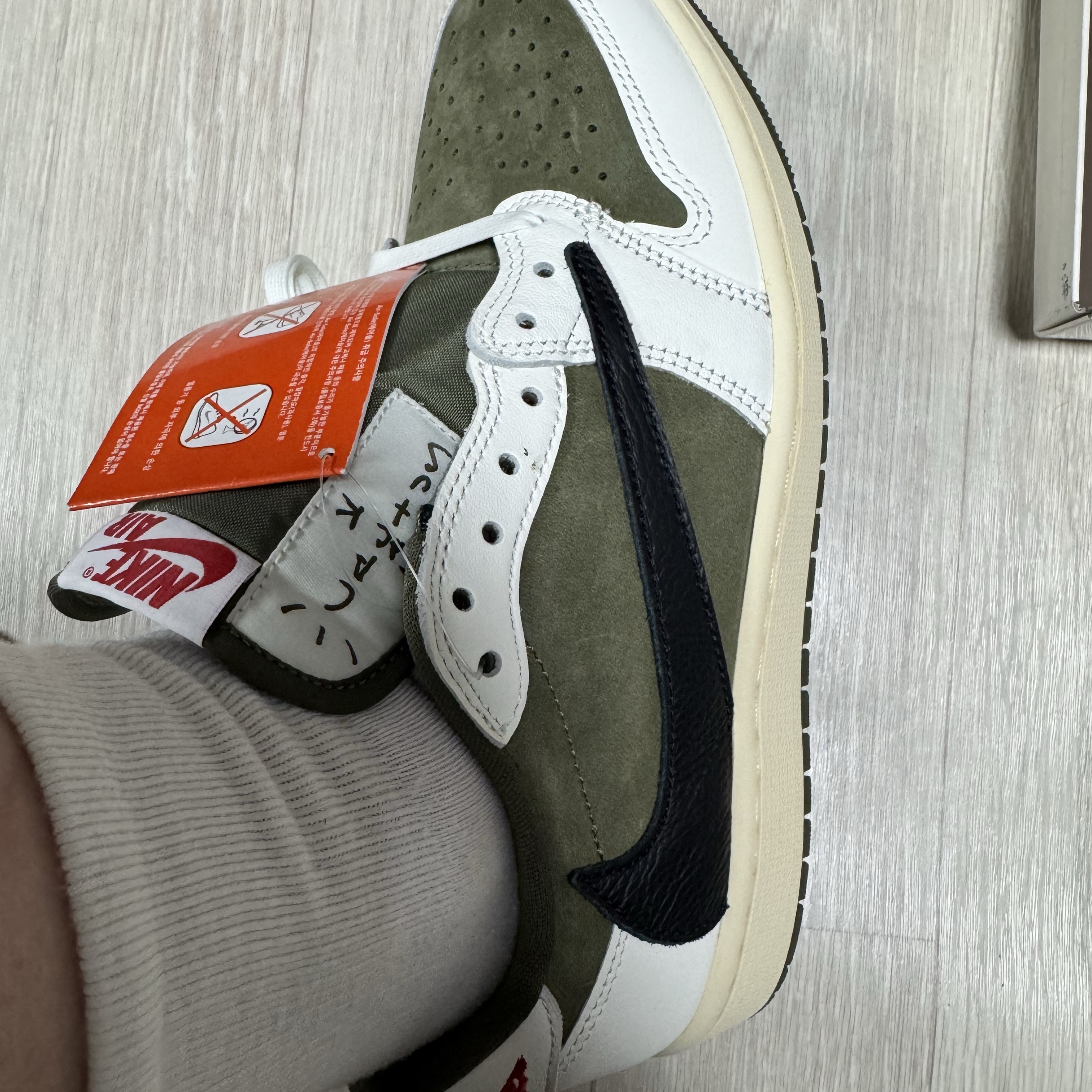 Jordan 1 x Travis Scott Retro Low OG SP Reverse Olive 착용 스타일