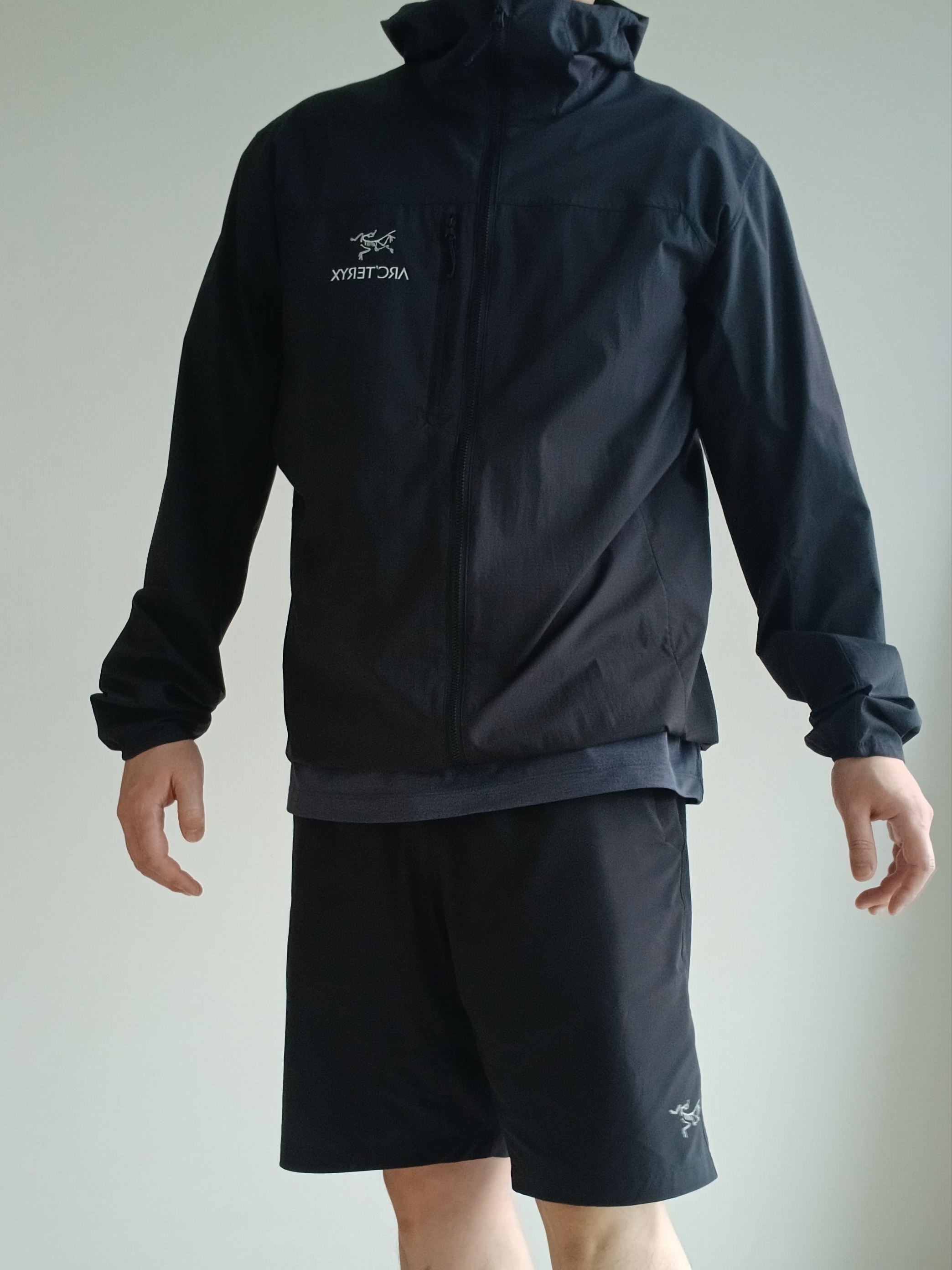 Arc'teryx Squamish Hoody Black, Arc'teryx Cormac Logo SS T-Shirt Black Sapphire Heather 착용 스타일 - 2