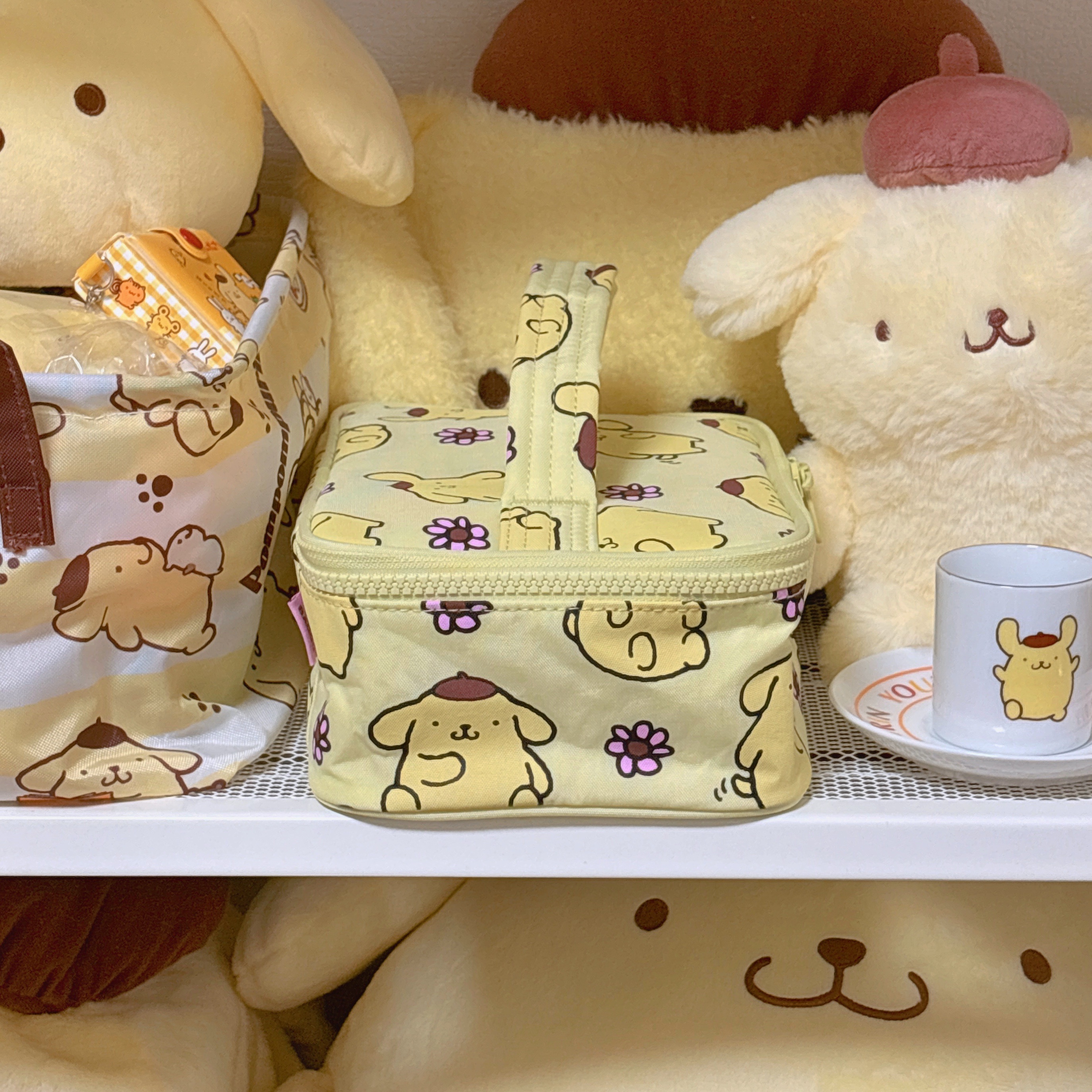 Baggu x Sanrio Small Cosmetic Case Pompompurin 착용 스타일