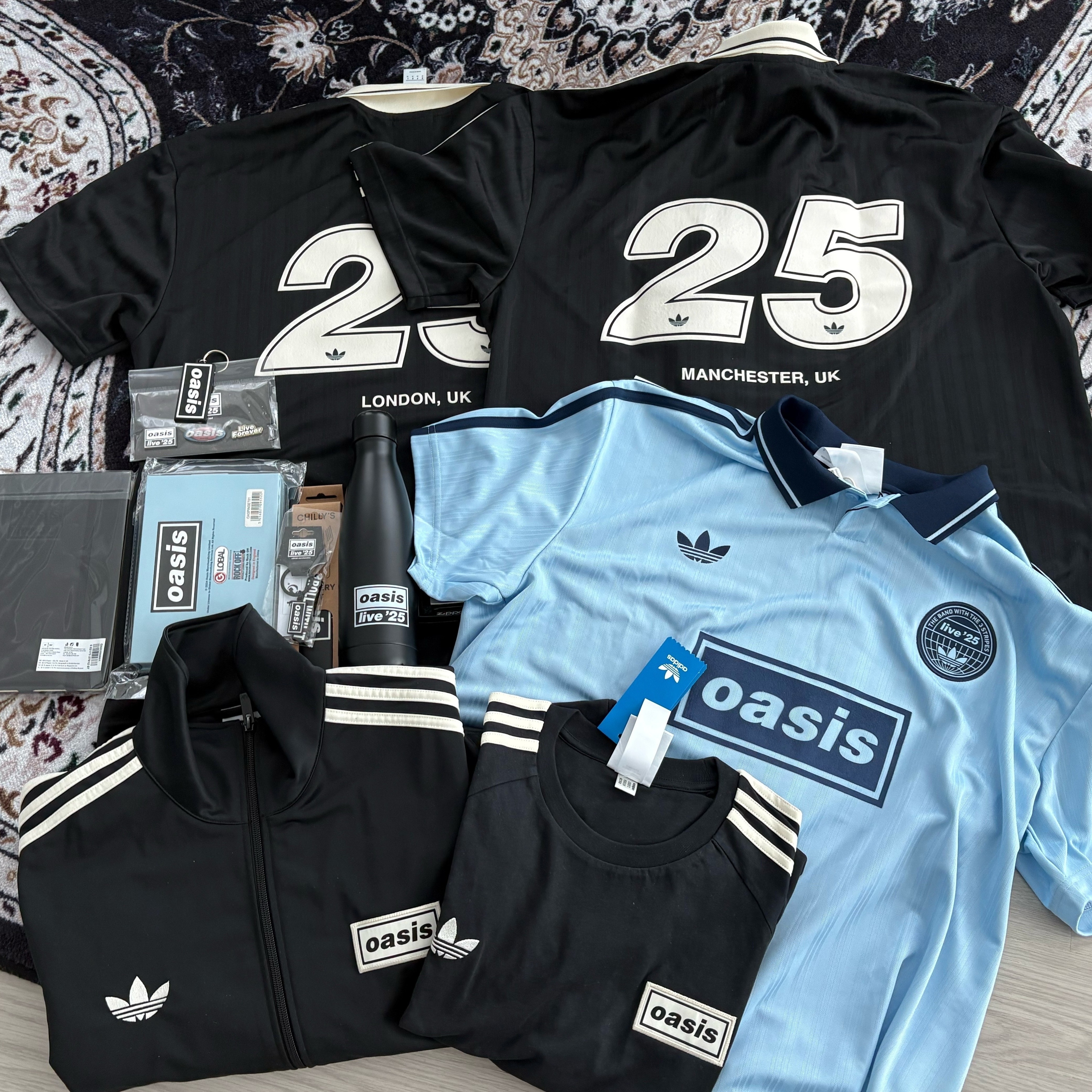 Adidas x Oasis Tour Jacquard Jersey Black - US Sizing, Adidas x Oasis Tour Jacquard Jersey Clear Sky - US Sizing 착용 스타일 - 1