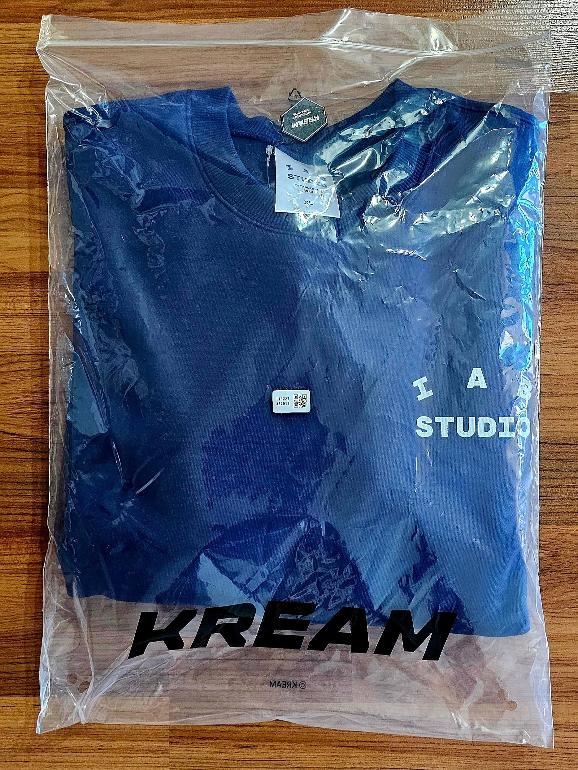 IAB Studio IAB Original Sweatshirt Navy 착용 스타일 - 1