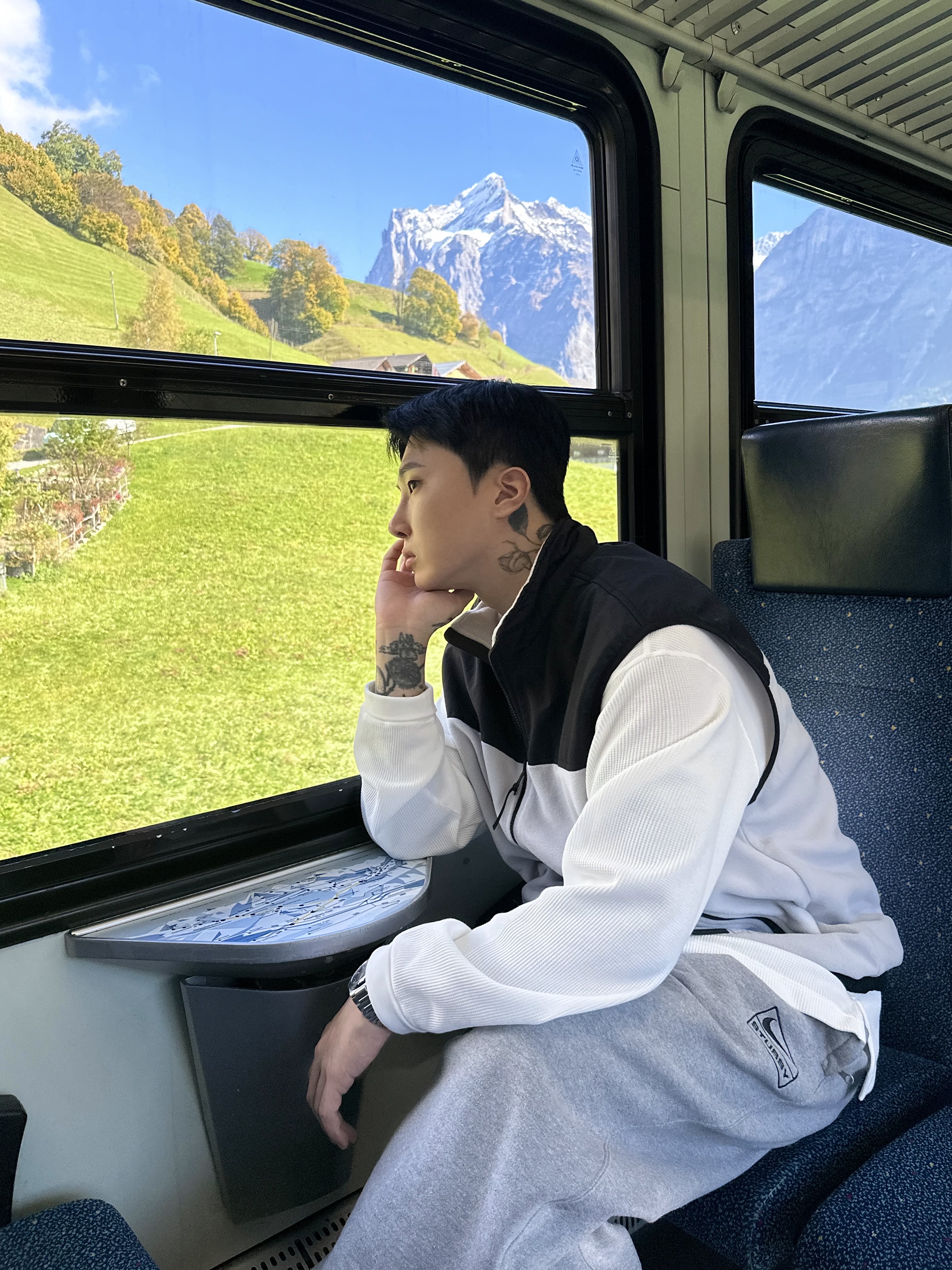The North Face Logan Fleece Vest Cool Gray, The North Face Waffle L/S Round T-Shirt White - 25SS 착용 스타일 - 3