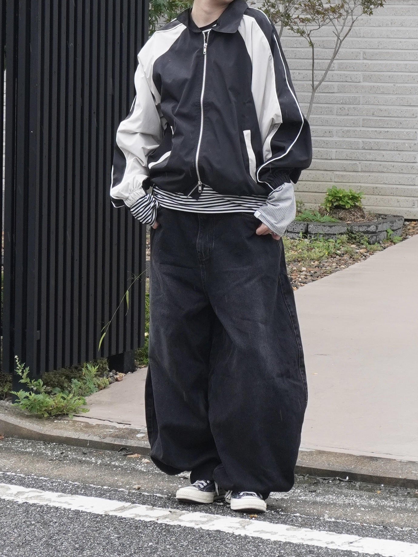 SLOW RECORD HOUSE Piping Line Windbreaker Black & Beige 착용 스타일 - 4