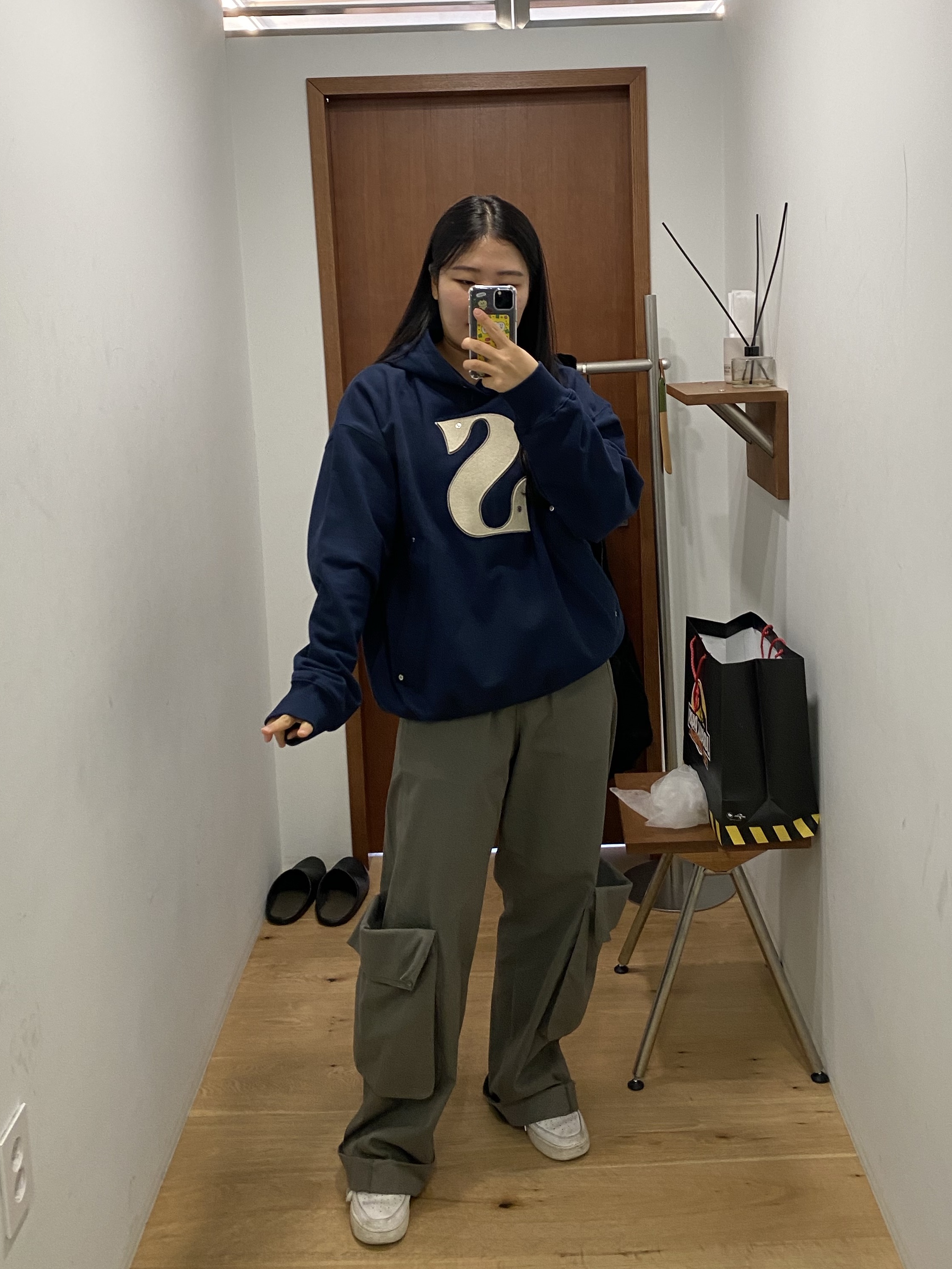 SATUR Rivet Applique Pocket Logo Hoodie Classic Navy 착용 스타일