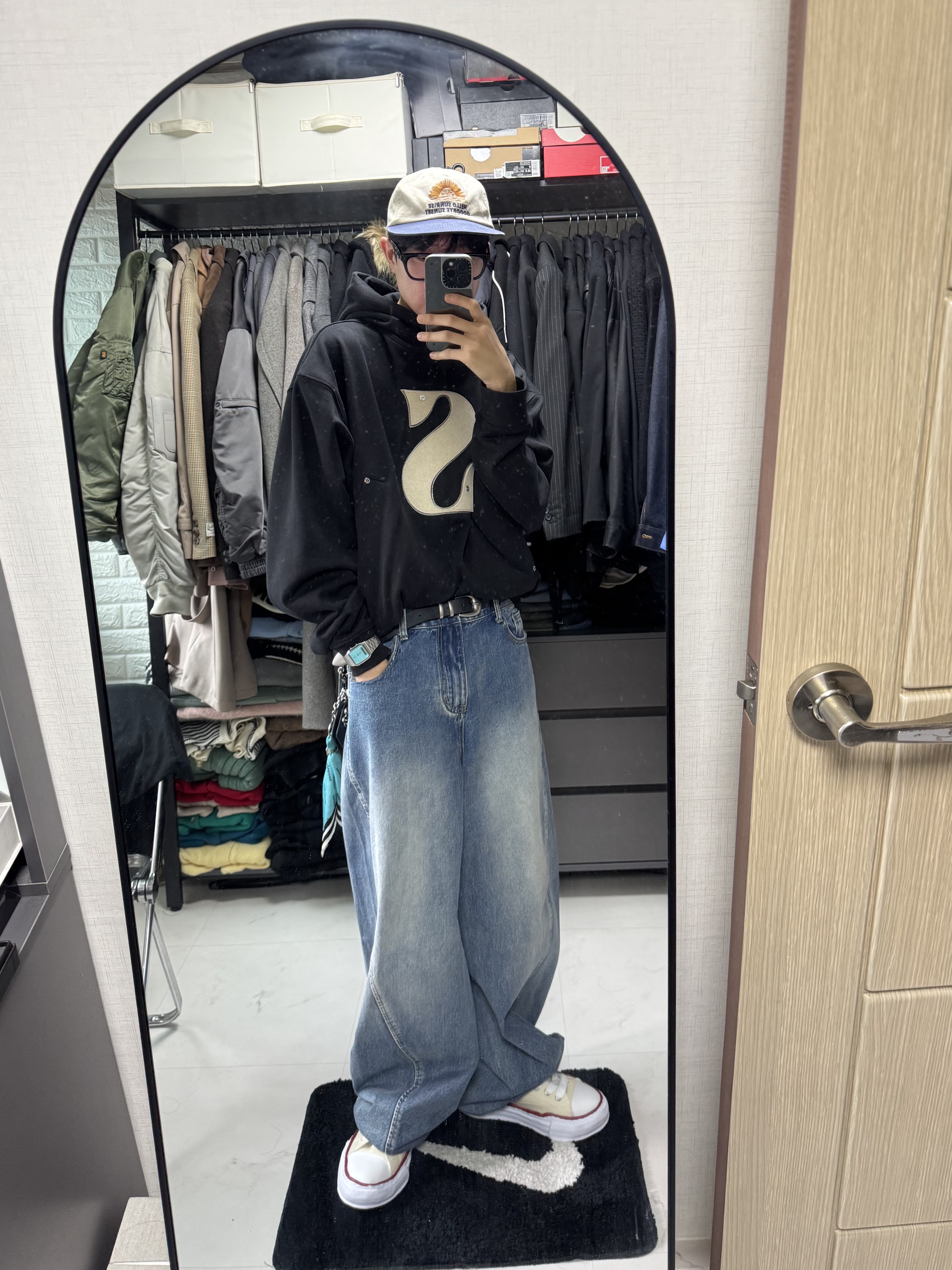 SATUR Rivet Applique Pocket Logo Hoodie Classic Navy, Maison Mihara Yasuhiro Peterson OG Sole Canvas Low-top Sneakers Natural 착용 스타일 - 1