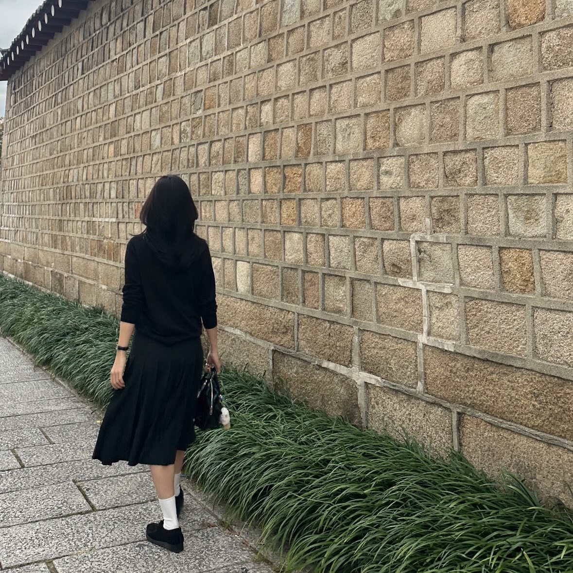 Comme des Garcons Girl Ruffled Duffle Bag Black, (W) Clarks Wallabee Black Suede 착용 스타일 - 3