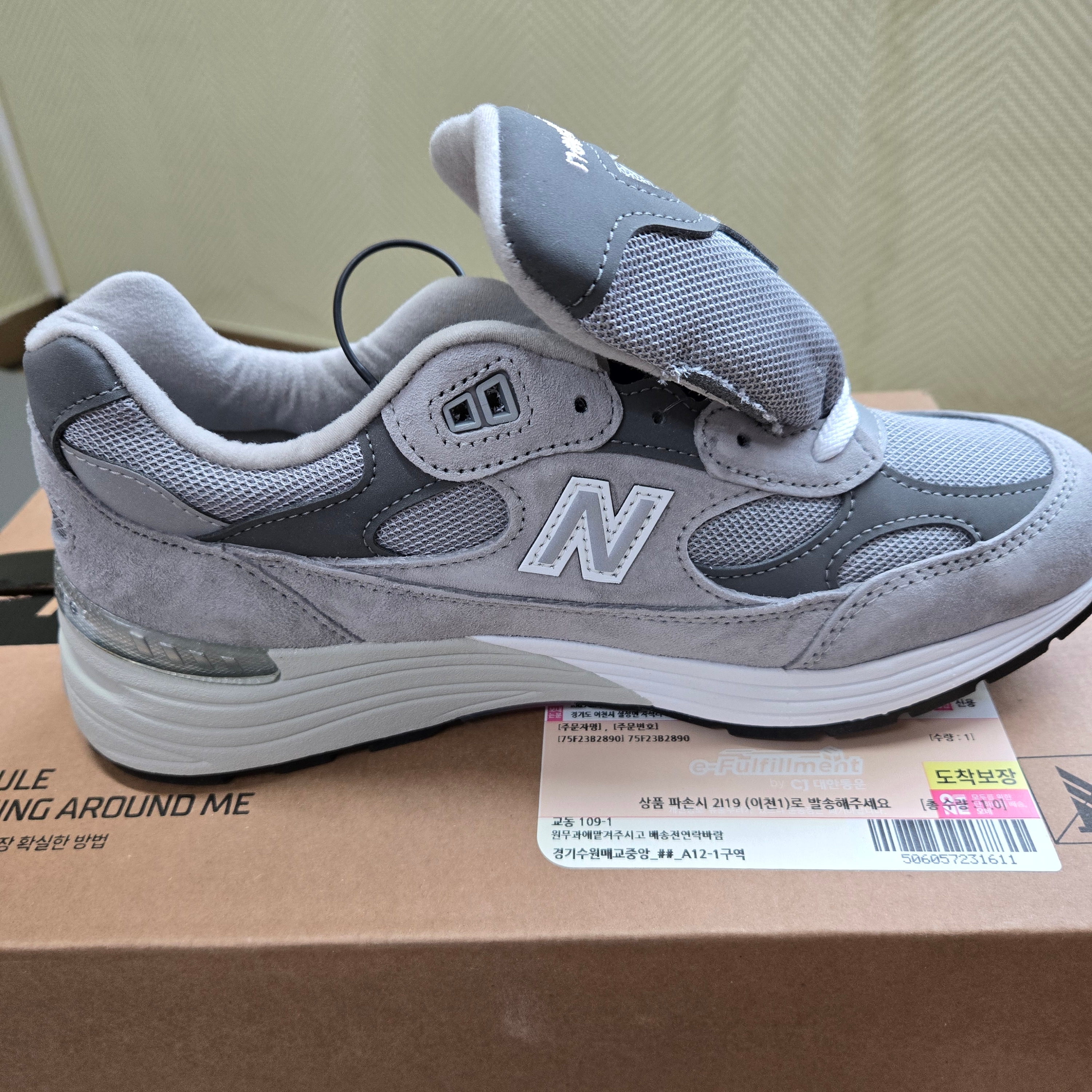 New Balance 992 Made in USA Core Grey Silver Metallic 착용 스타일 - 1