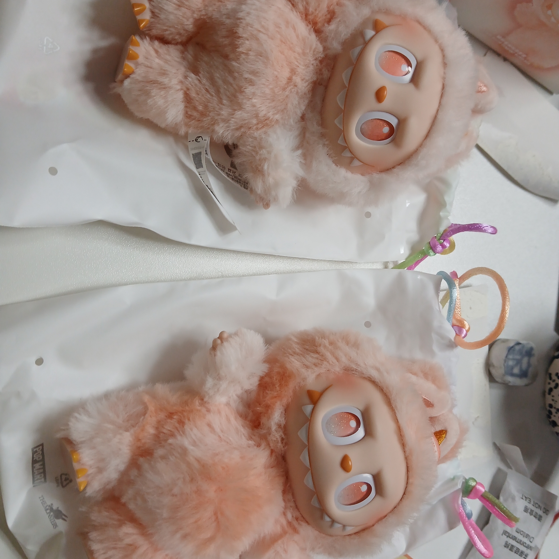 Pop Mart Labubu The Monsters Highlight Series Sealed Case (Bundle of 2/1 Blind Box) 착용 스타일
